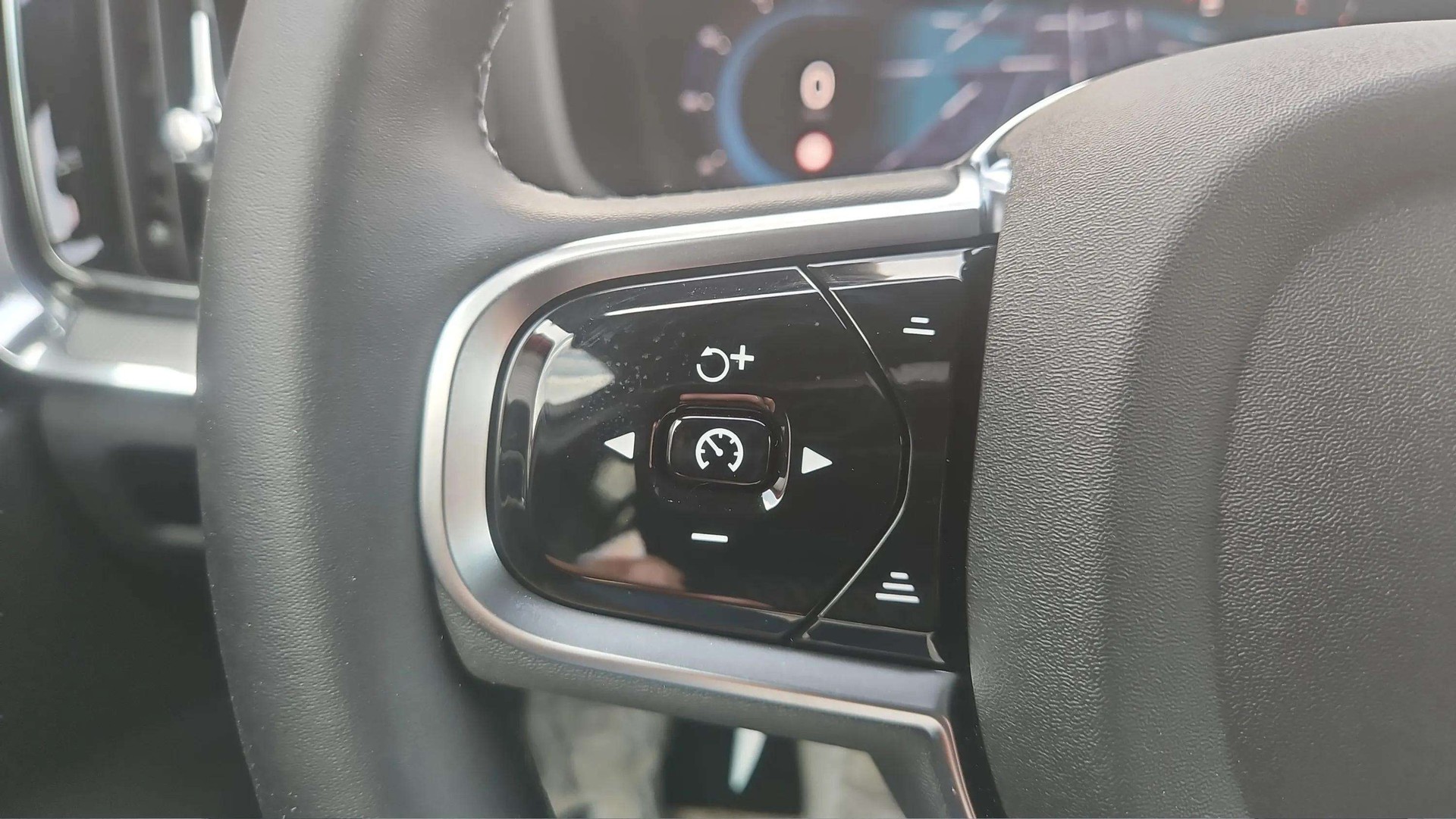 VOLVO V60 B4 Benzin Mild Hybrid Ultimate Dark DCT mit AHK & Panoramadach & 5J Werksgarantie-image-28