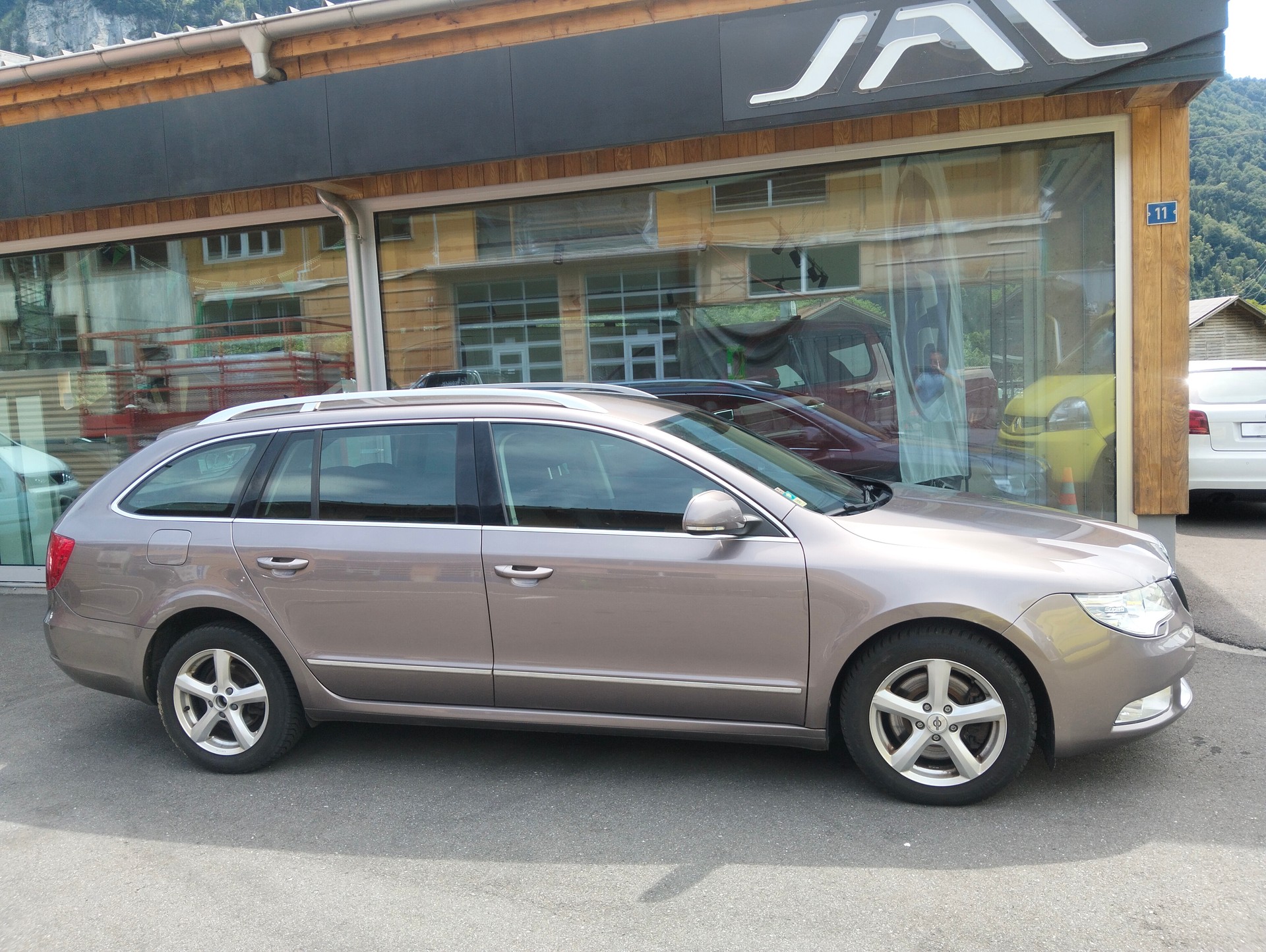 SKODA Superb Combi 1.8 TSI Elegance-image-1