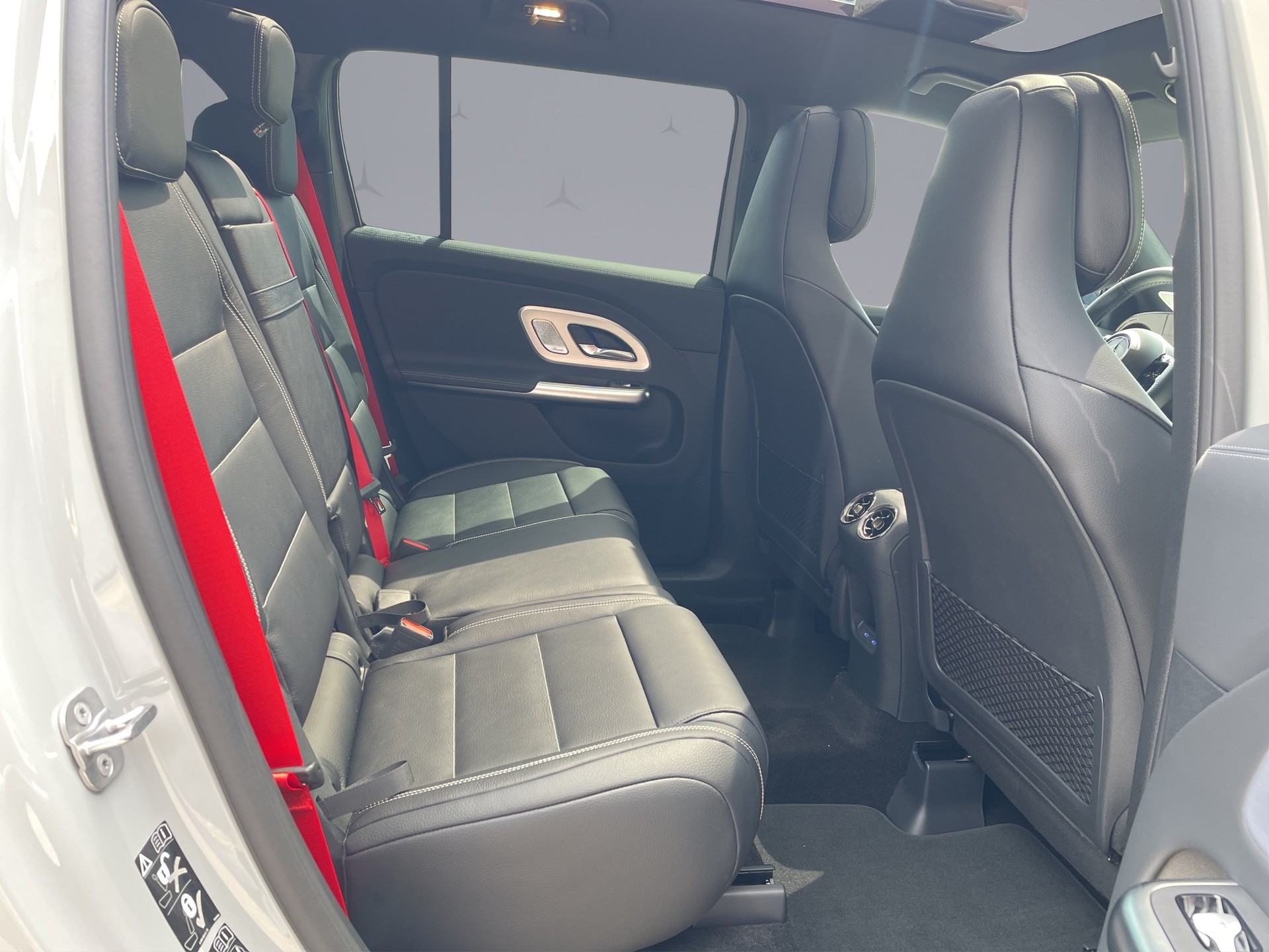 MERCEDES-BENZ GLB 220 4matic-image-18