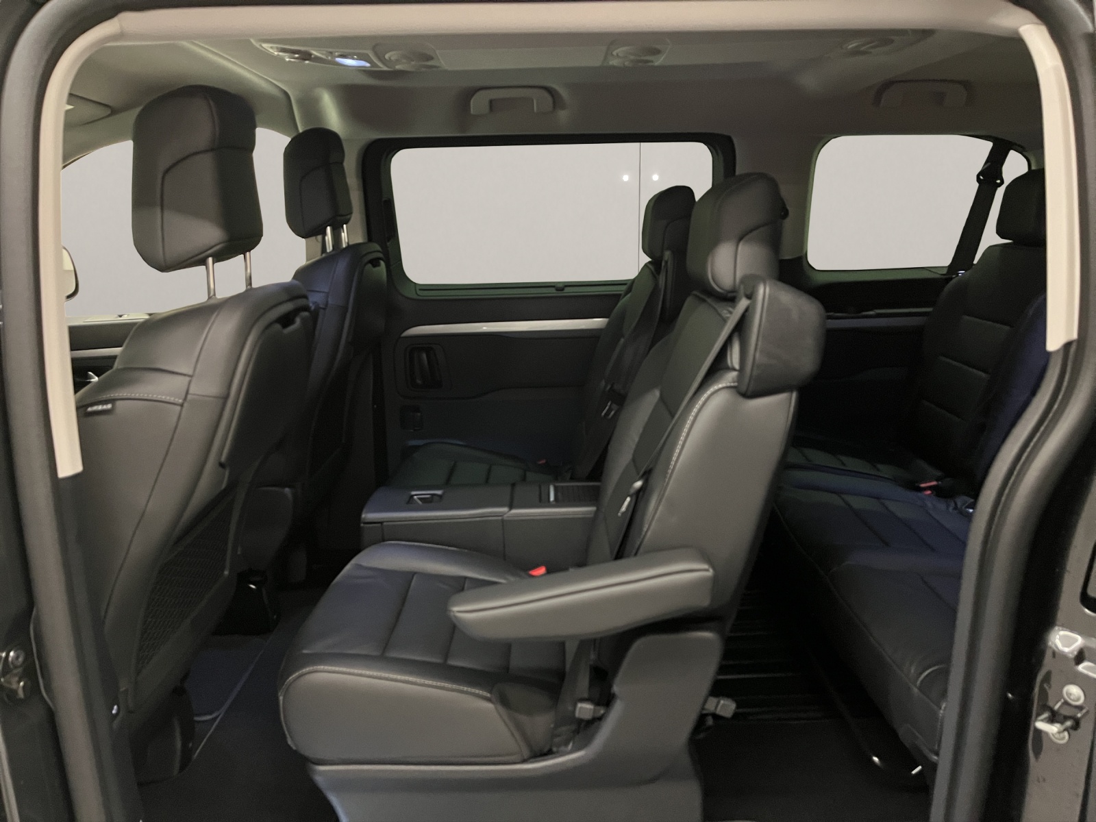 PEUGEOT Traveller Standard 2.2 BlueHDi 180 Business VIP S/S DEMO-image-8
