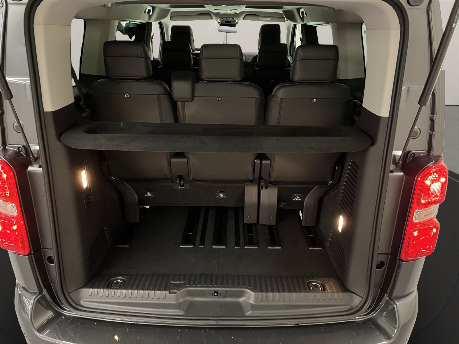 PEUGEOT Traveller Standard 2.2 BlueHDi 180 Business VIP S/S DEMO-image-12