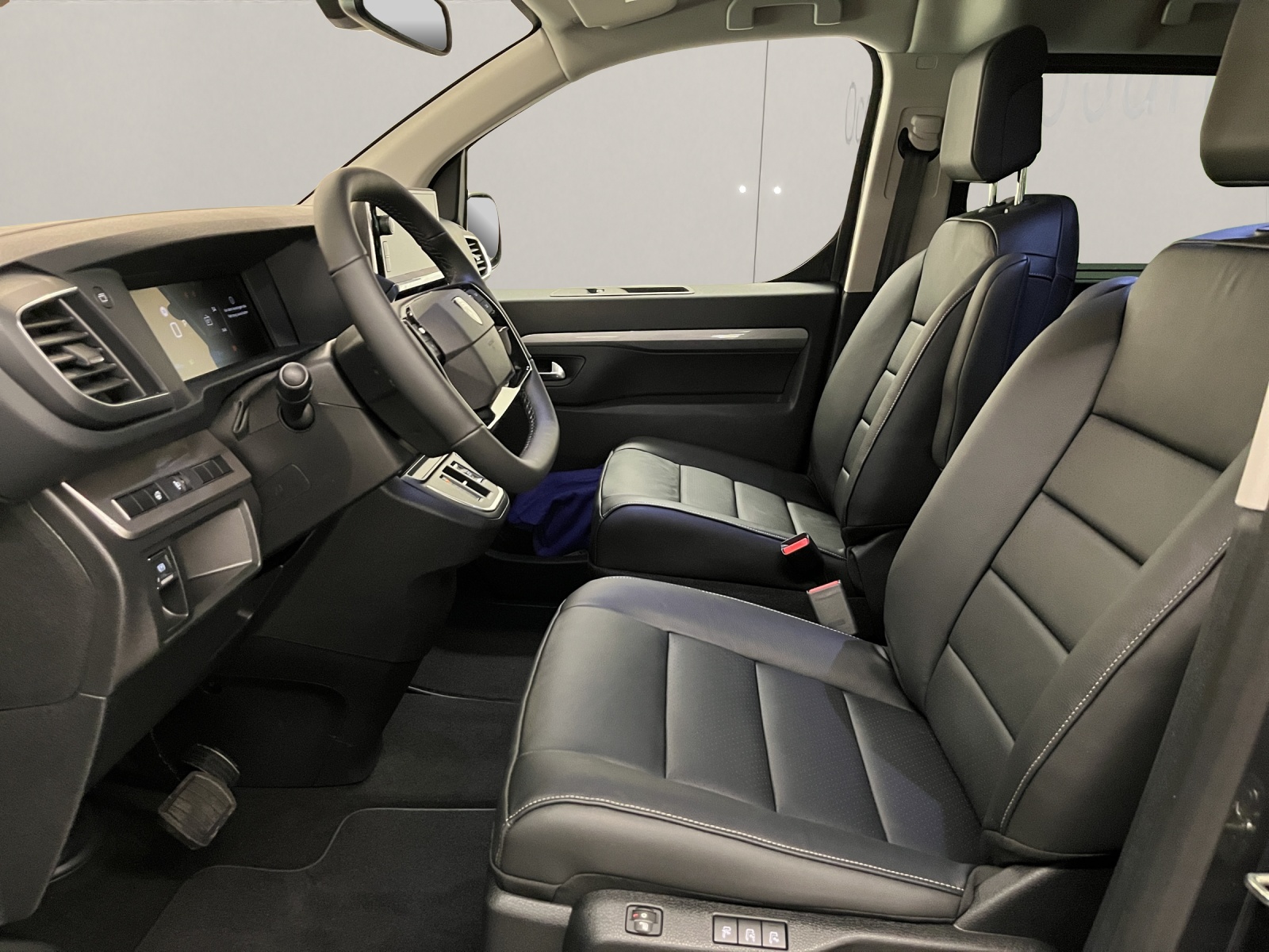 PEUGEOT Traveller Standard 2.2 BlueHDi 180 Business VIP S/S DEMO-image-6