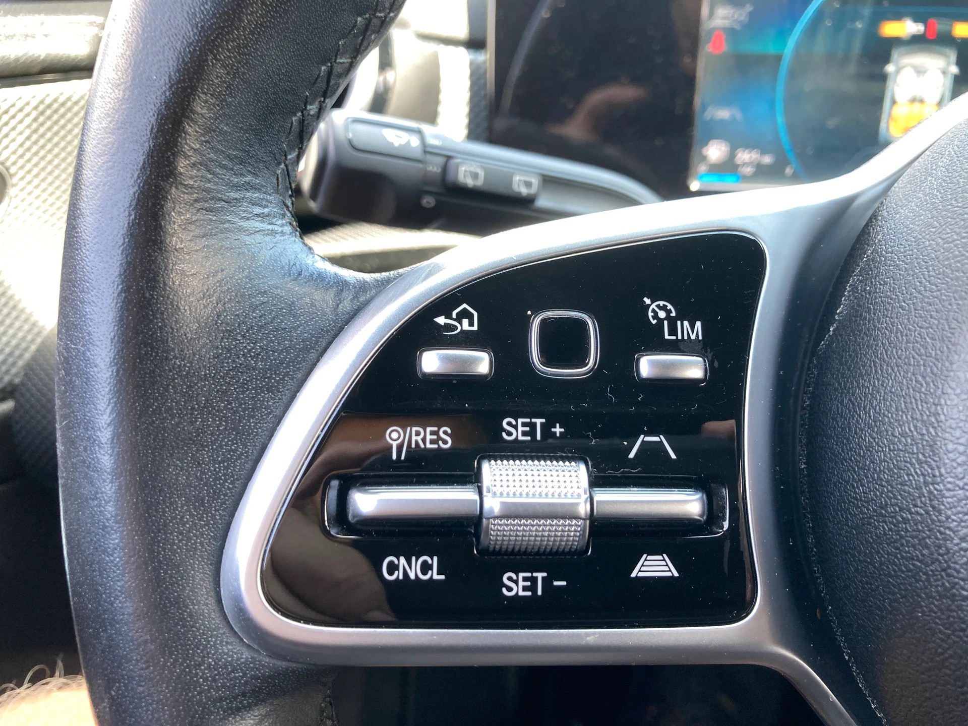 MERCEDES-BENZ A 220 Style 7G-DCT 4Matic-image-15