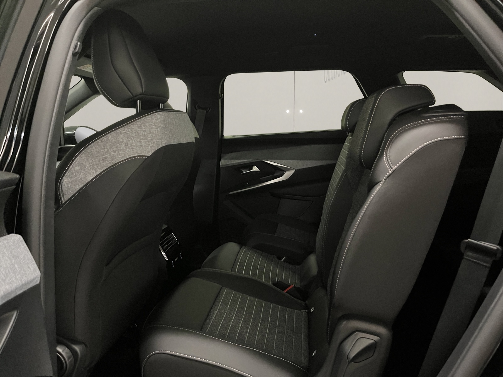PEUGEOT 5008 1.2 Hybrid Allure Premium-image-13