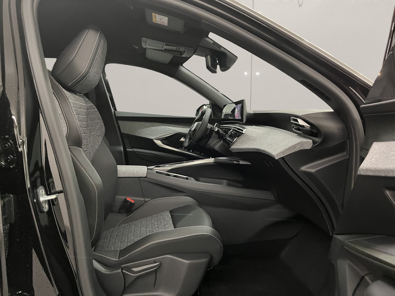 PEUGEOT 5008 1.2 Hybrid Allure Premium-image-12