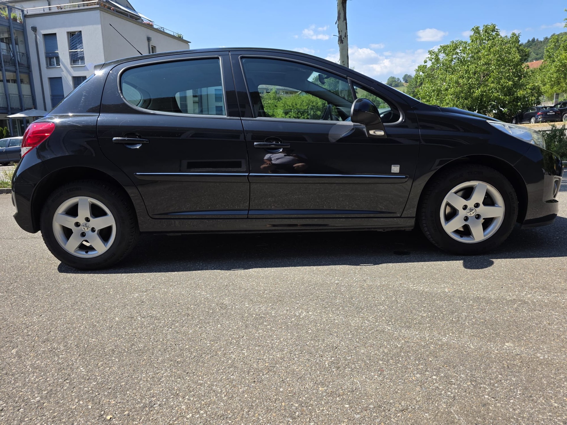 PEUGEOT 207 1.4 16V Swiss Edition-image-13