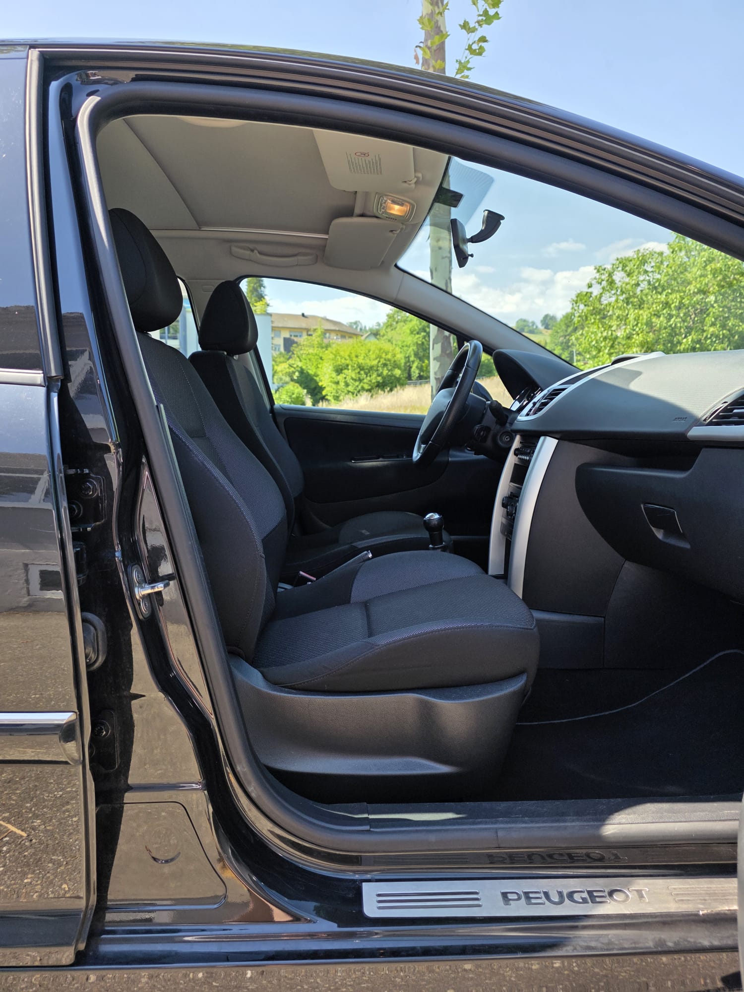 PEUGEOT 207 1.4 16V Swiss Edition-image-6