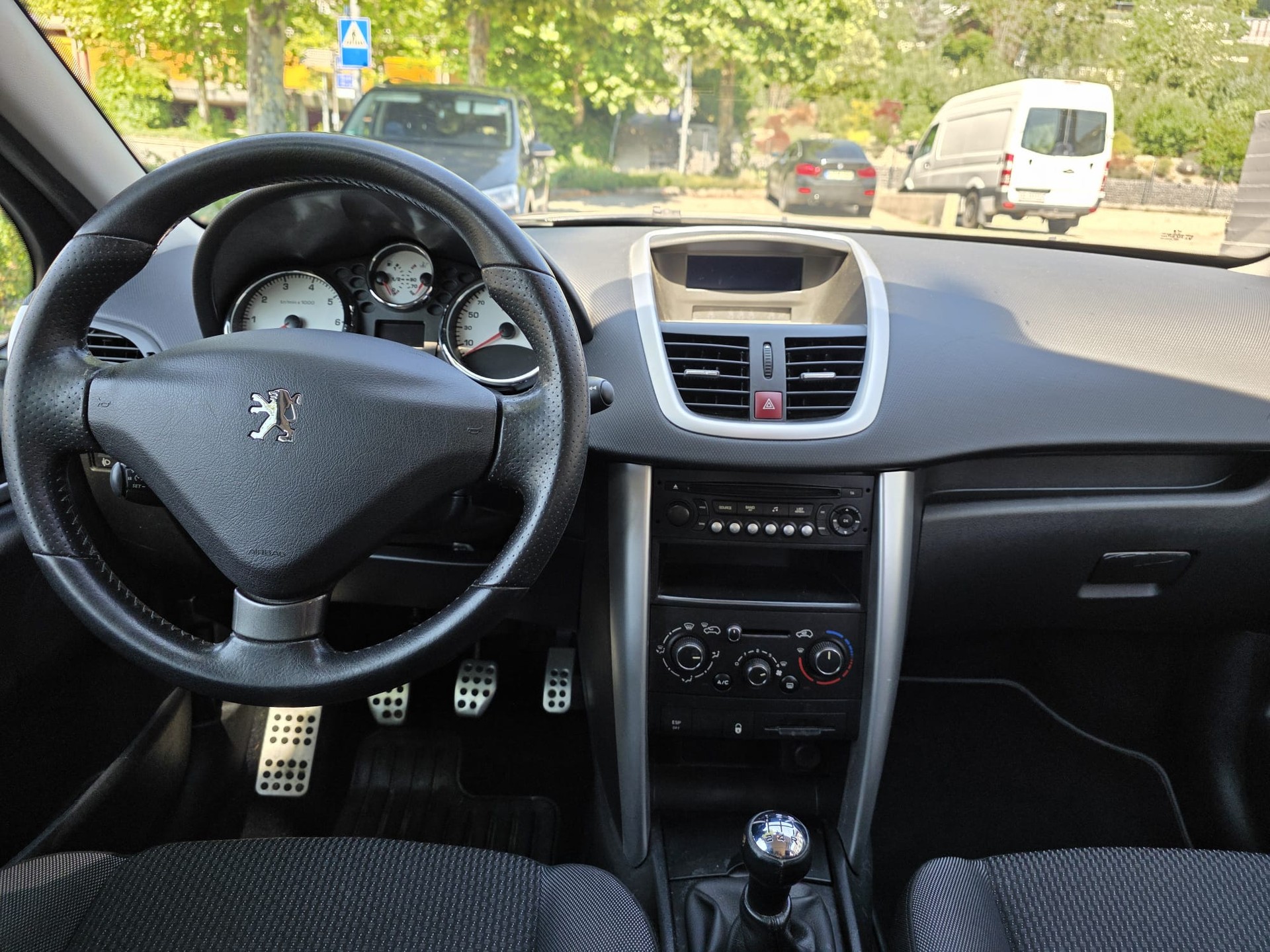 PEUGEOT 207 1.4 16V Swiss Edition-image-8