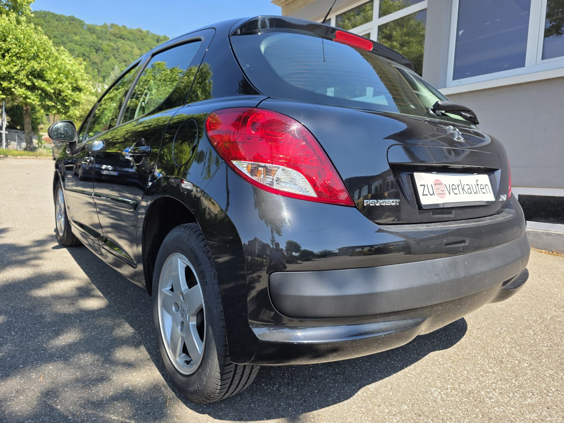 PEUGEOT 207 1.4 16V Swiss Edition-image-3