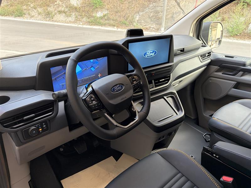 FORD Transit Custom Combi 320 L1H1 Trail Automat 4x4-image-4