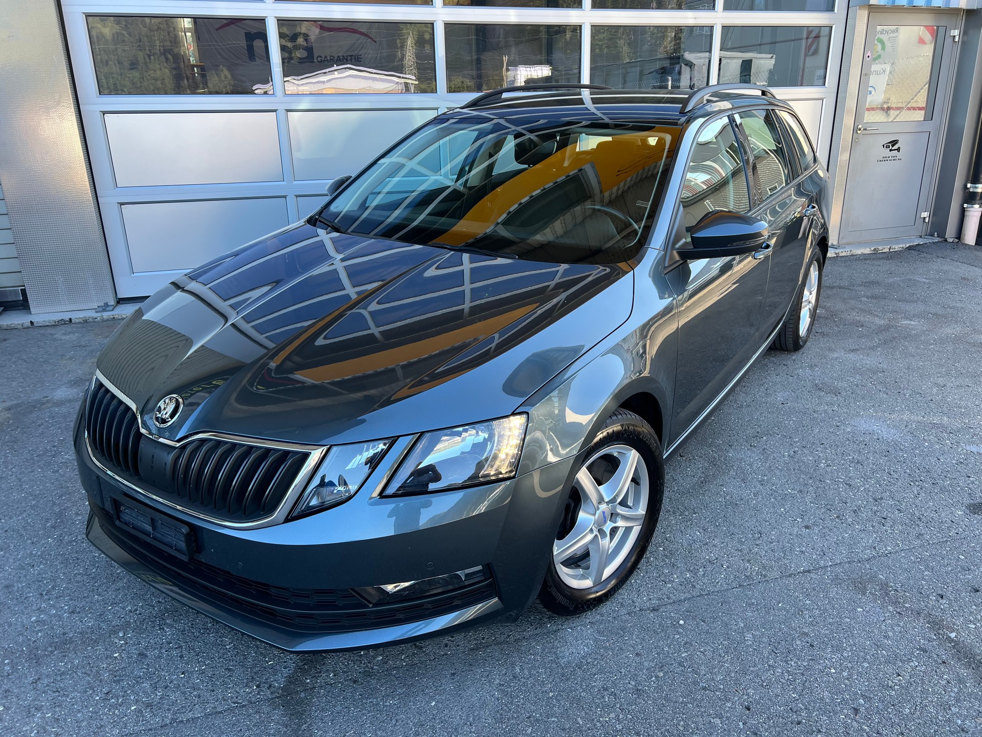 SKODA Octavia Combi 2.0 TDI Ambition 4x4 DSG *** Navigation * Klima * AHK 1800 kg. * frisch ab MFK * 1 Jahr Garantie möglich **-showroom-element-1