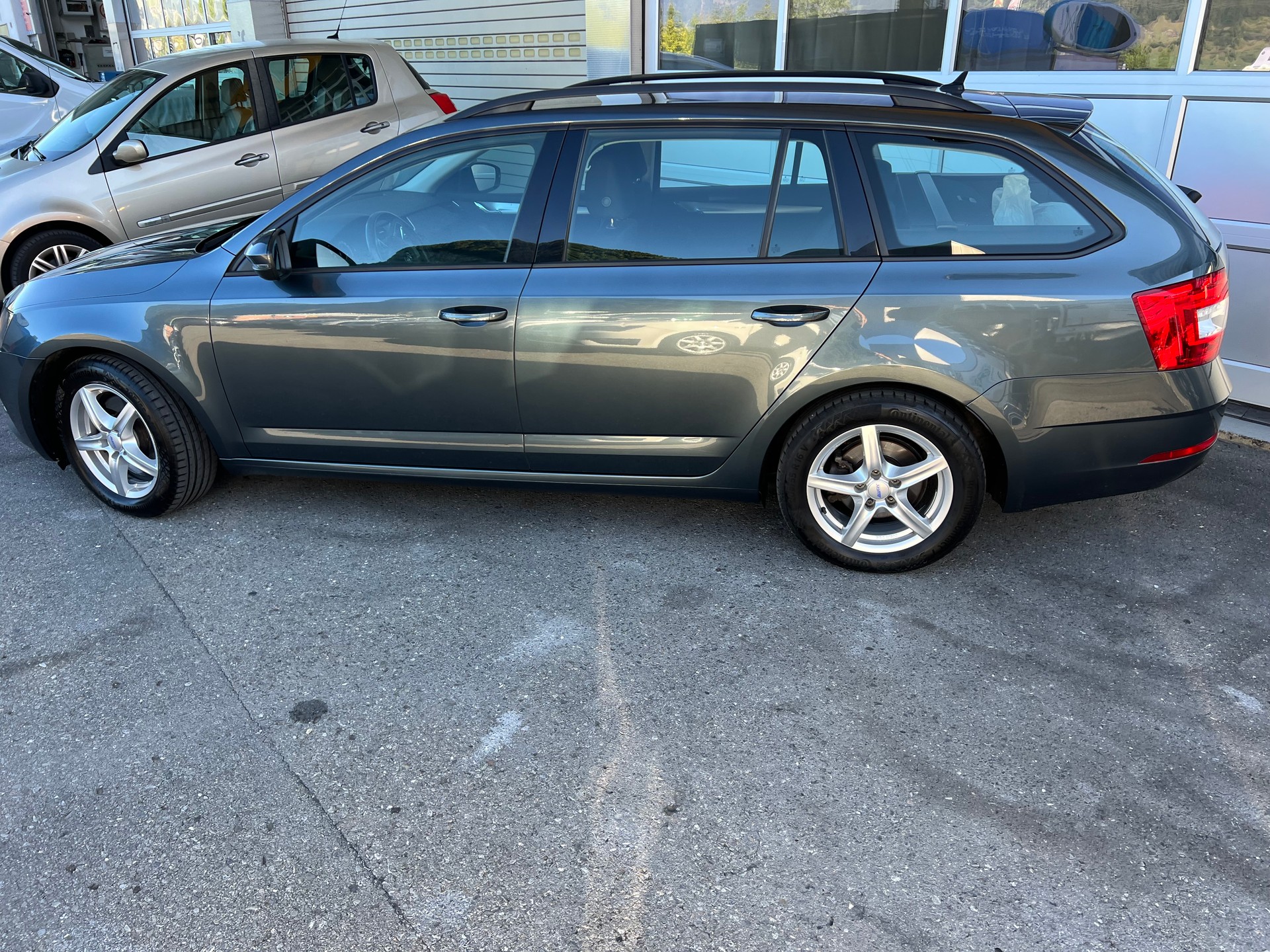 SKODA Octavia Combi 2.0 TDI Ambition 4x4 DSG *** Navigation * Klima * AHK 1800 kg. * frisch ab MFK * 1 Jahr Garantie möglich **-image-5