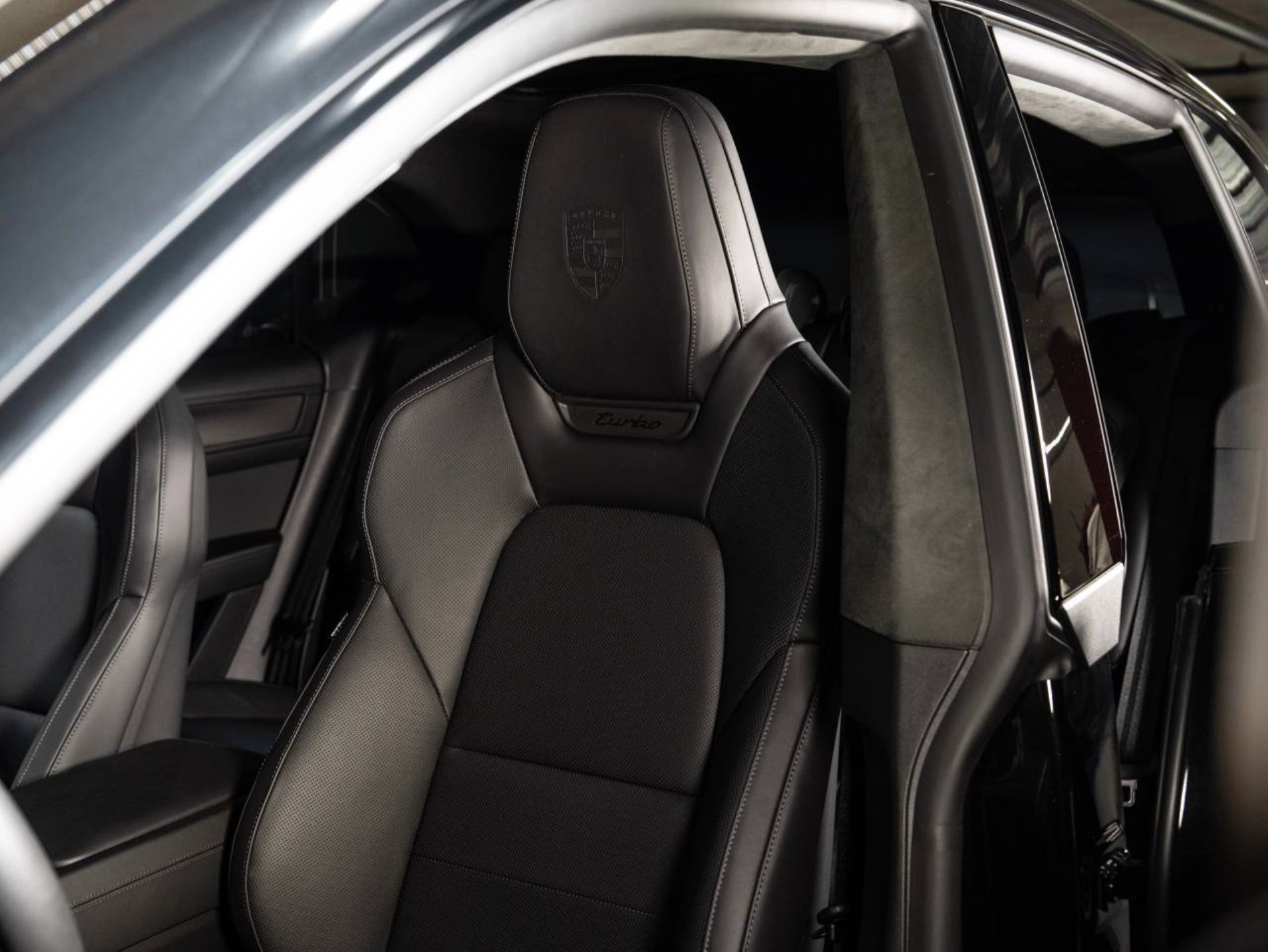 PORSCHE Cayenne Turbo Electric-image-13