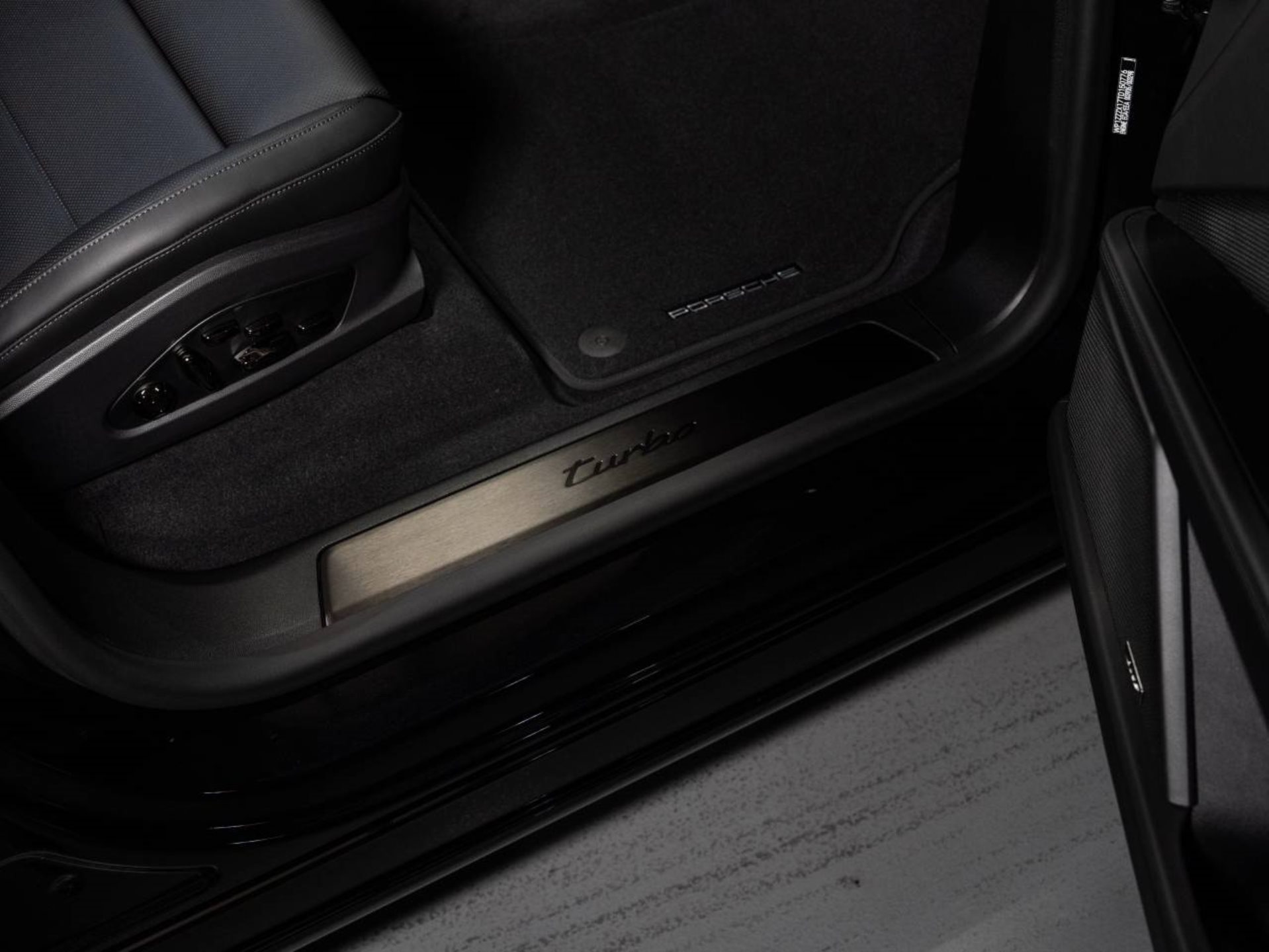 PORSCHE Cayenne Turbo Electric-image-19