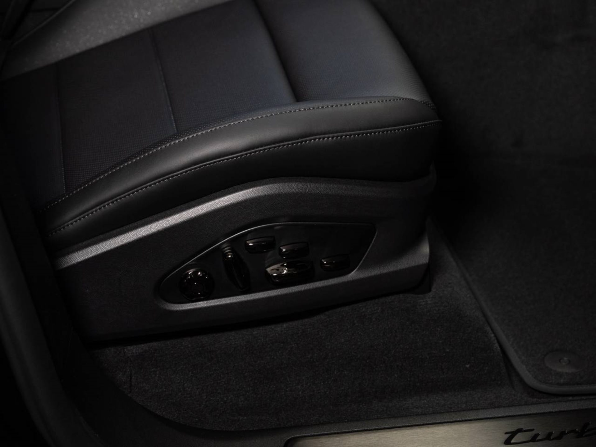 PORSCHE Cayenne Turbo Electric-image-17
