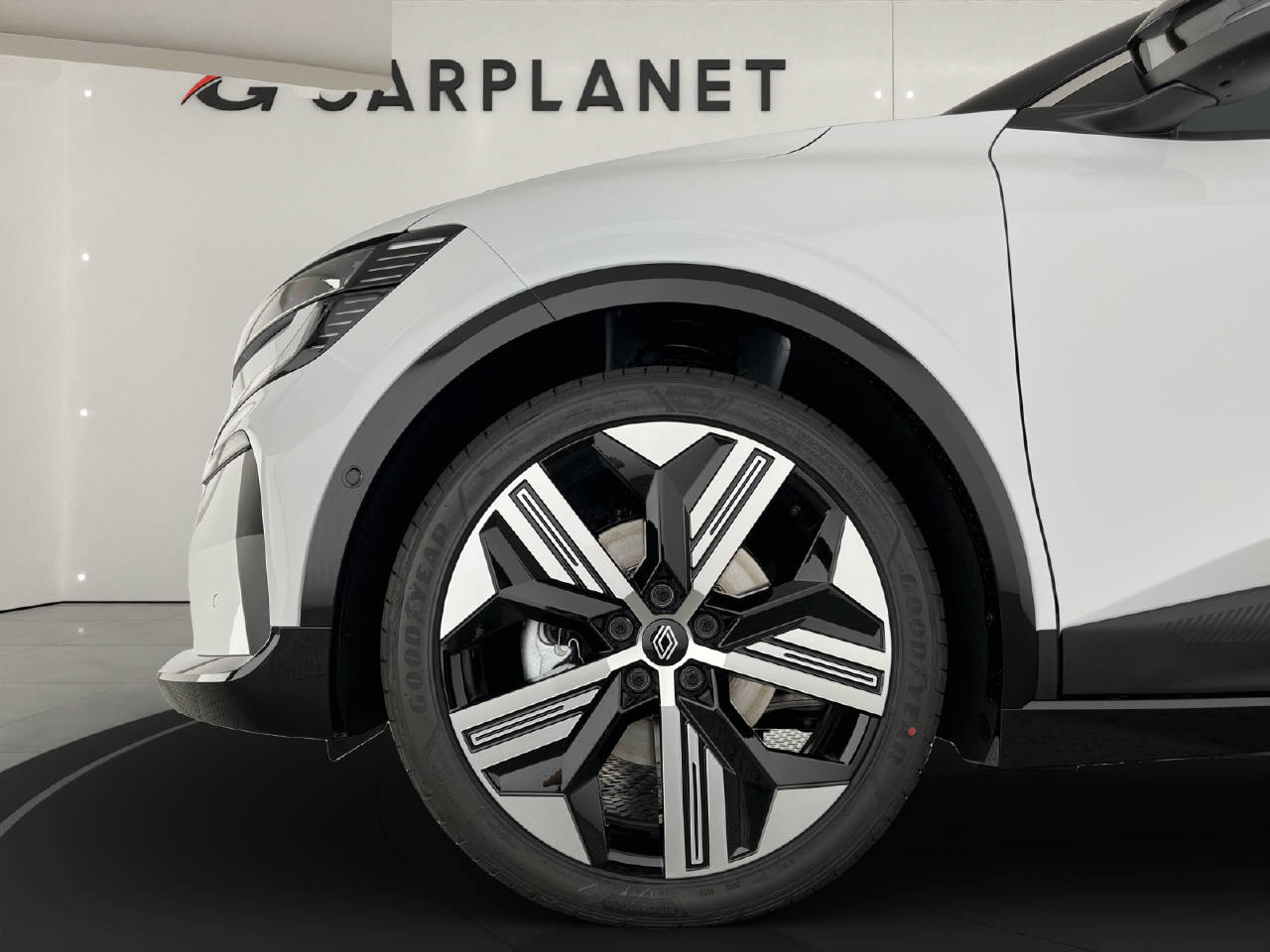 RENAULT Mégane E-Tech iconic-showroom-element-3
