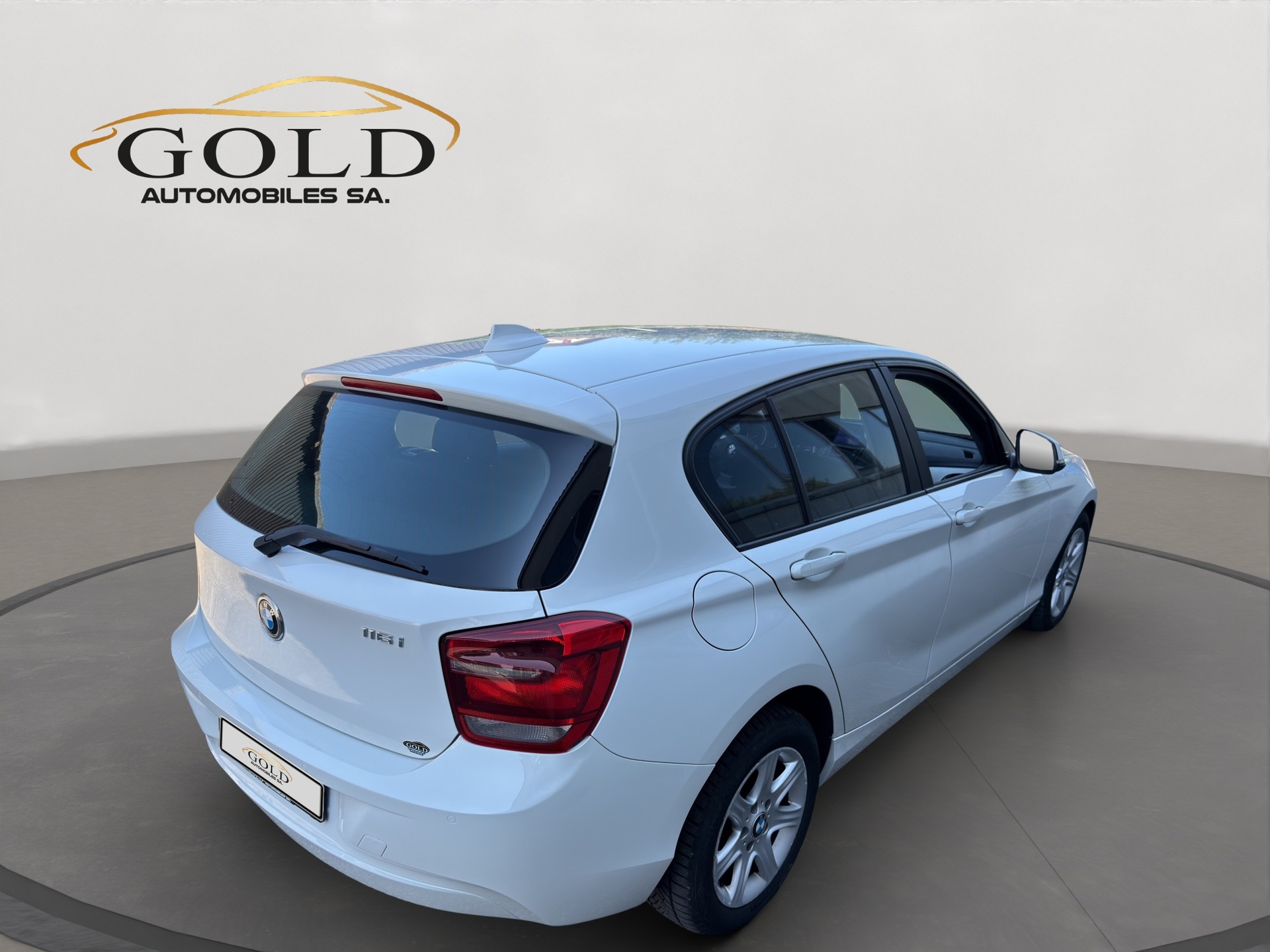 BMW 116i Urban Line Steptronic-image-1