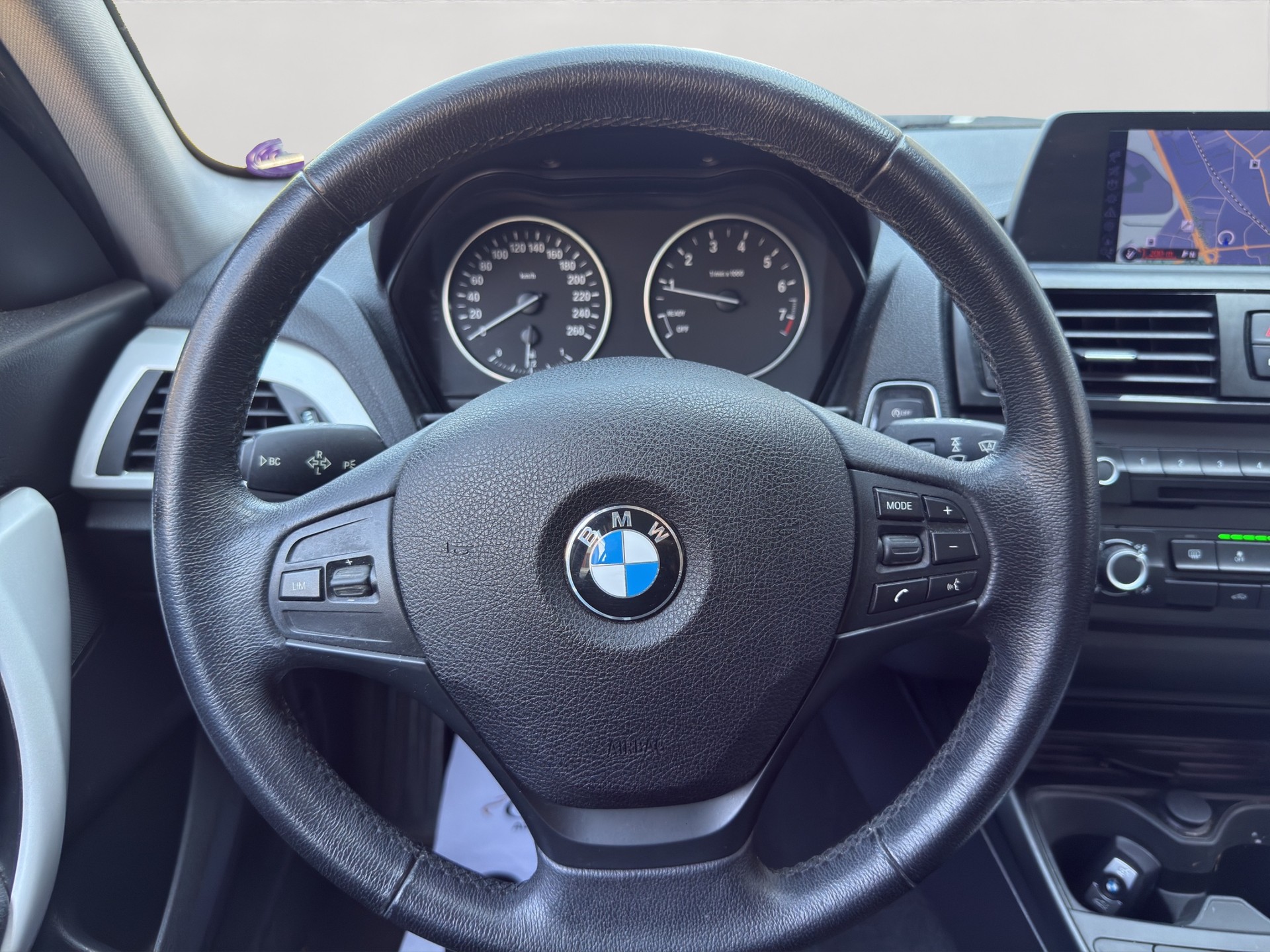 BMW 116i Urban Line Steptronic-image-5