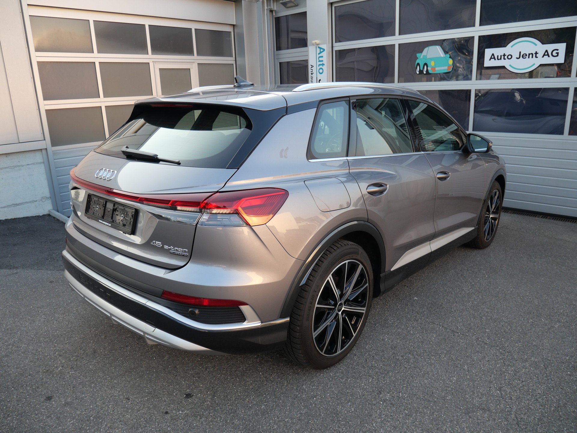 AUDI Q4 e-tron 45 Attraction S-Line quattro *CH-Auto, Panoramadach, 8 Reifen*-image-4