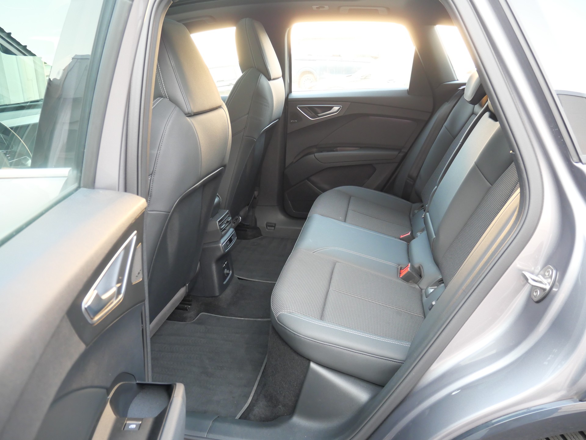 AUDI Q4 e-tron 45 Attraction S-Line quattro *CH-Auto, Panoramadach, 8 Reifen*-image-9