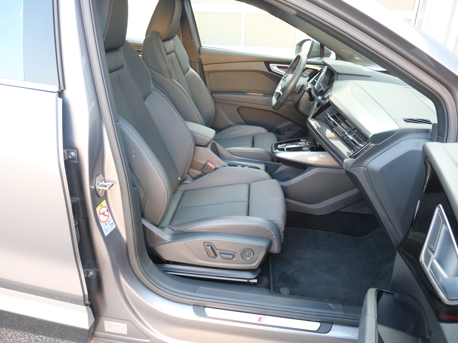 AUDI Q4 e-tron 45 Attraction S-Line quattro *CH-Auto, Panoramadach, 8 Reifen*-image-10