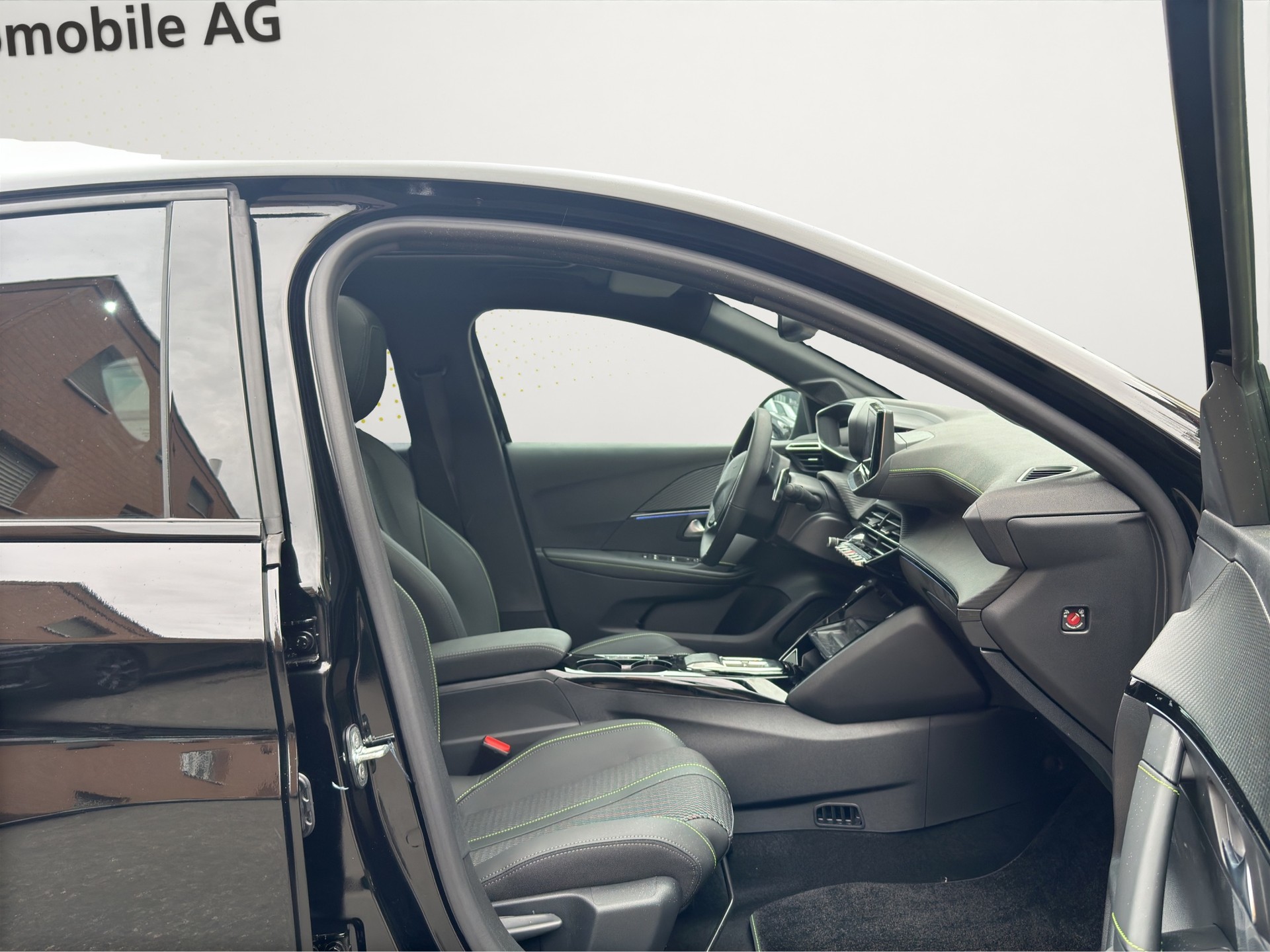 PEUGEOT 208 1.2 MHEV 145 GT Aut. Panorama-Glasdach-image-12