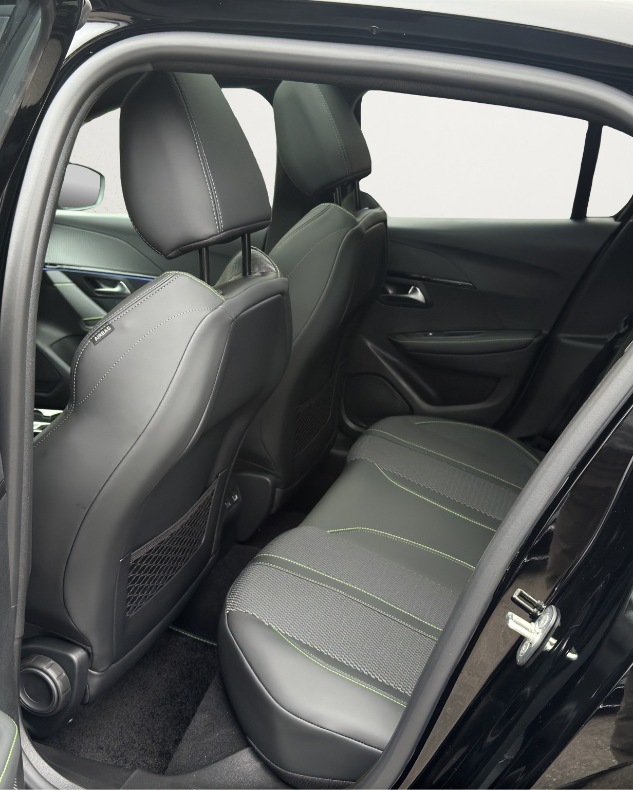 PEUGEOT 208 1.2 MHEV 145 GT Aut. Panorama-Glasdach-image-13