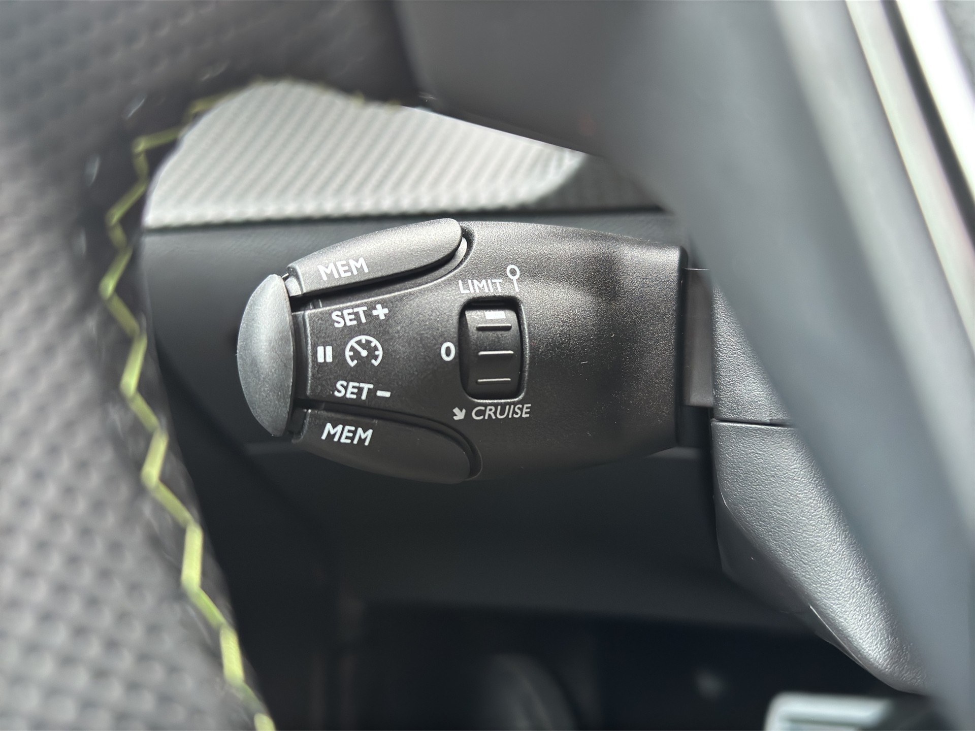 PEUGEOT 208 1.2 MHEV 145 GT Aut. Panorama-Glasdach-image-16