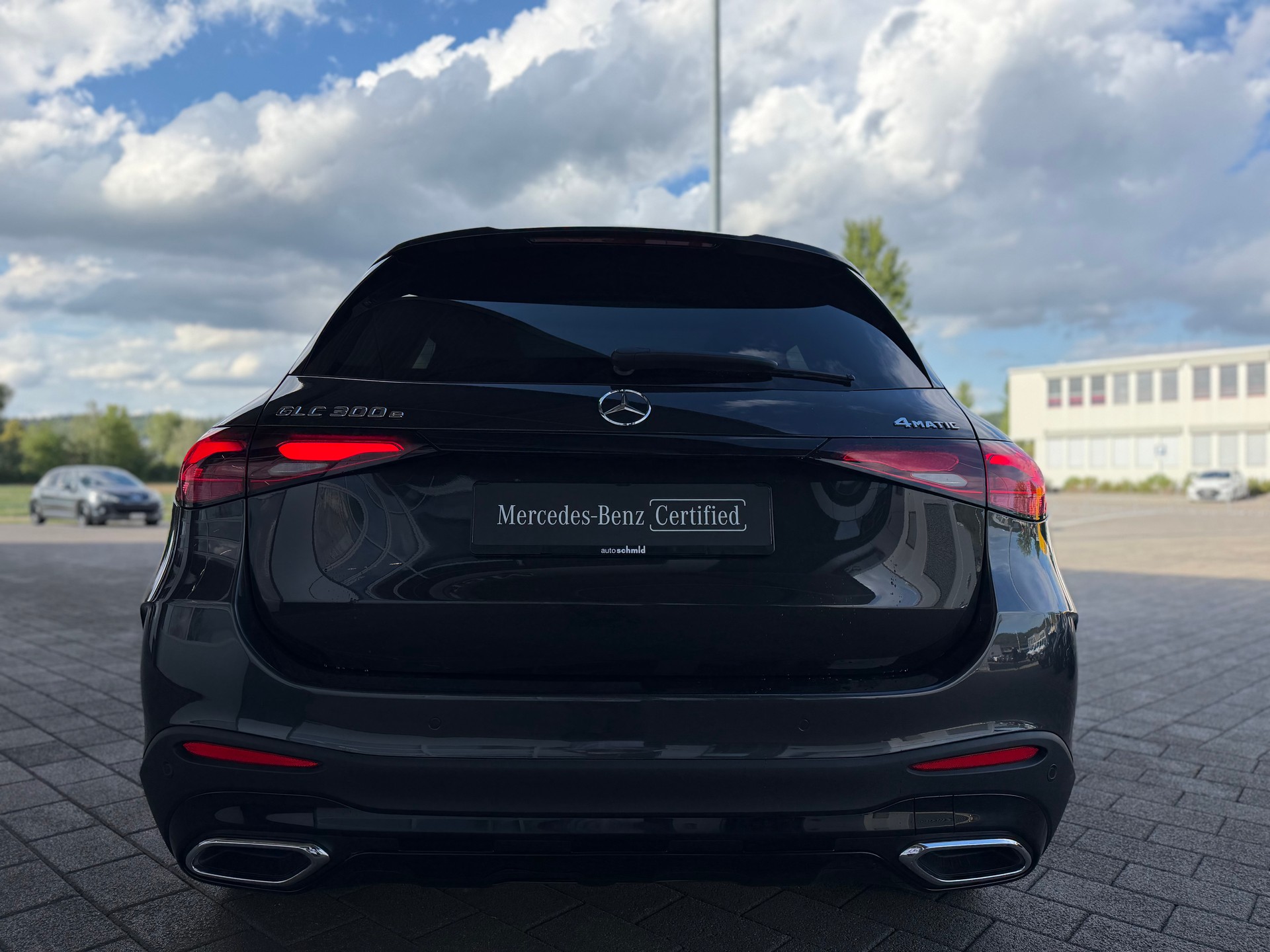 MERCEDES-BENZ GLC 300 e AMG Line 4Matic 9G-Tronic-showroom-element-2