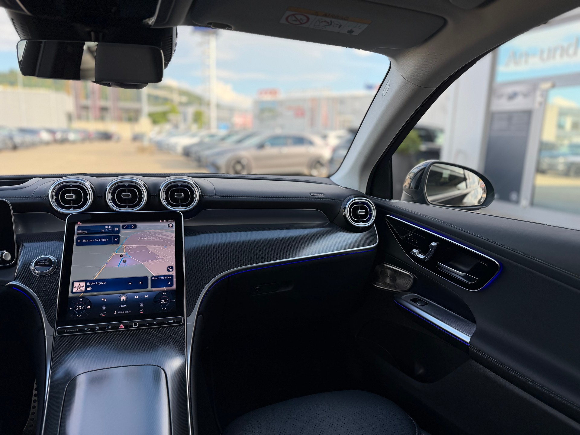 MERCEDES-BENZ GLC 300 e AMG Line 4Matic 9G-Tronic-image-7