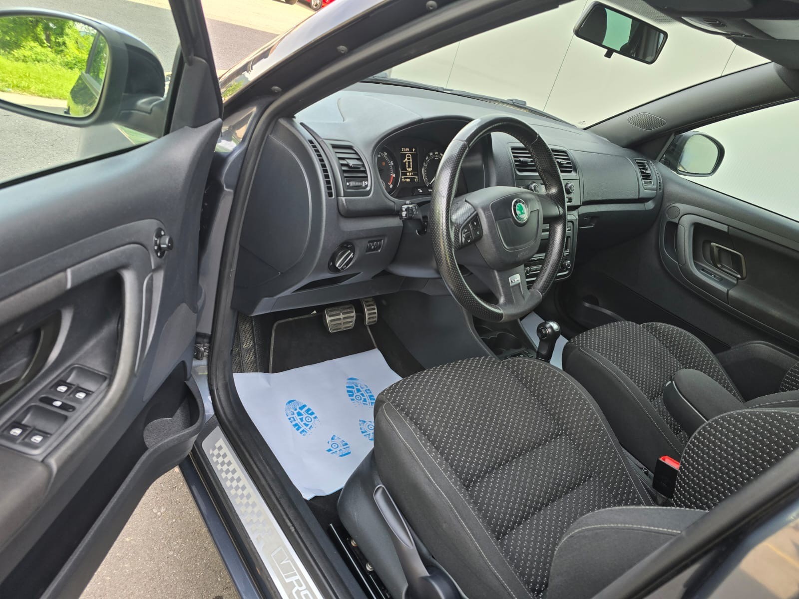 SKODA Fabia 1.4 TSI RS DSG-image-9