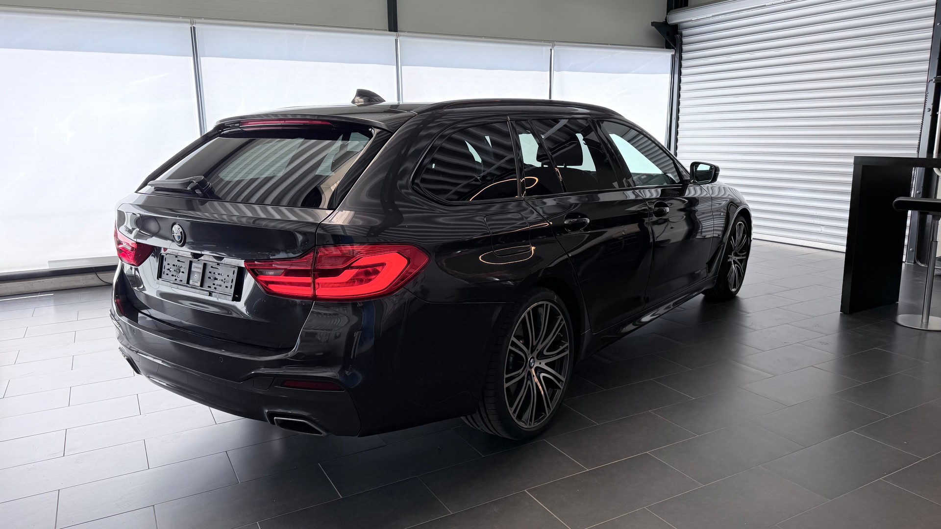 BMW 540d xDrive SAG Touring-image-19