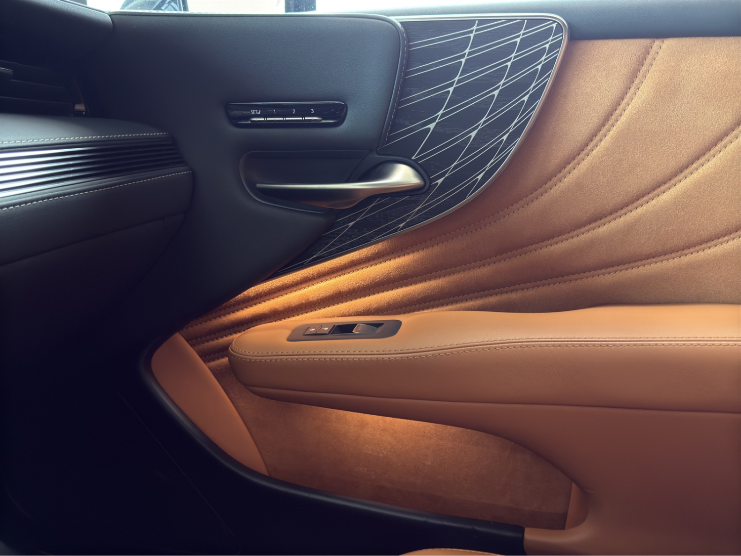 LEXUS LS 500h Excellence AWD-image-17