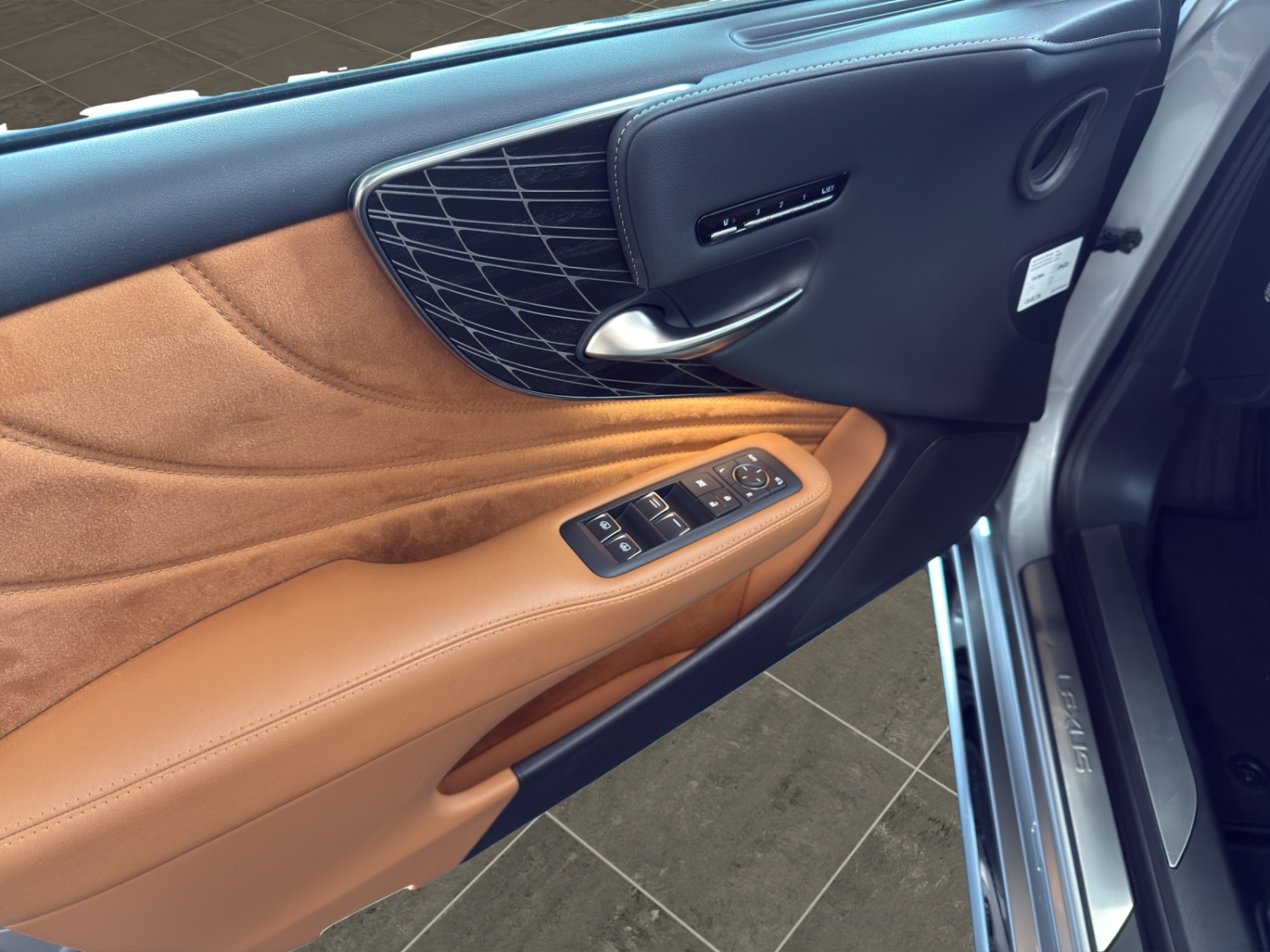 LEXUS LS 500h Excellence AWD-image-8