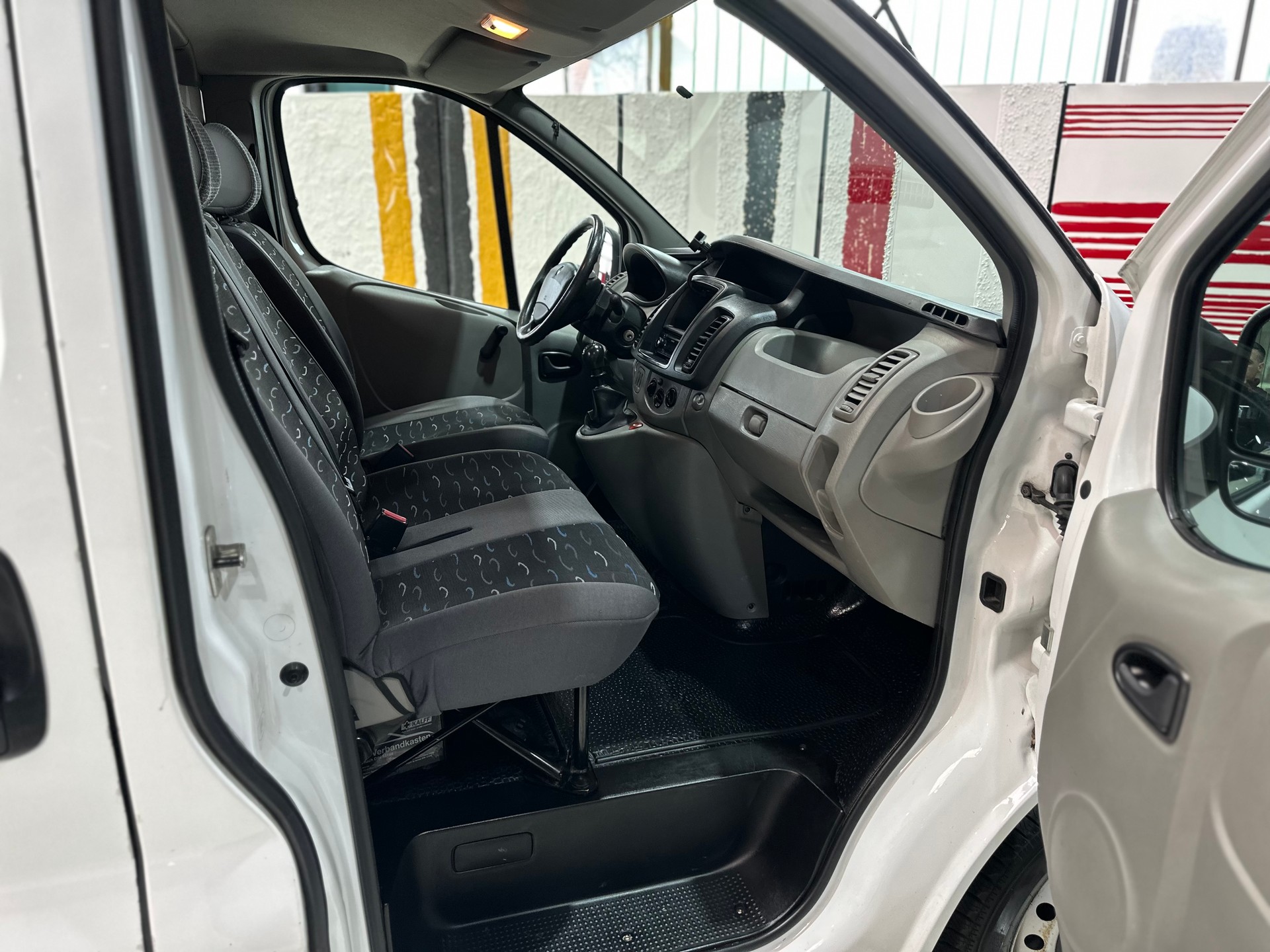 RENAULT Trafic 2.0 dCi 115 2.9t L1H1-image-12