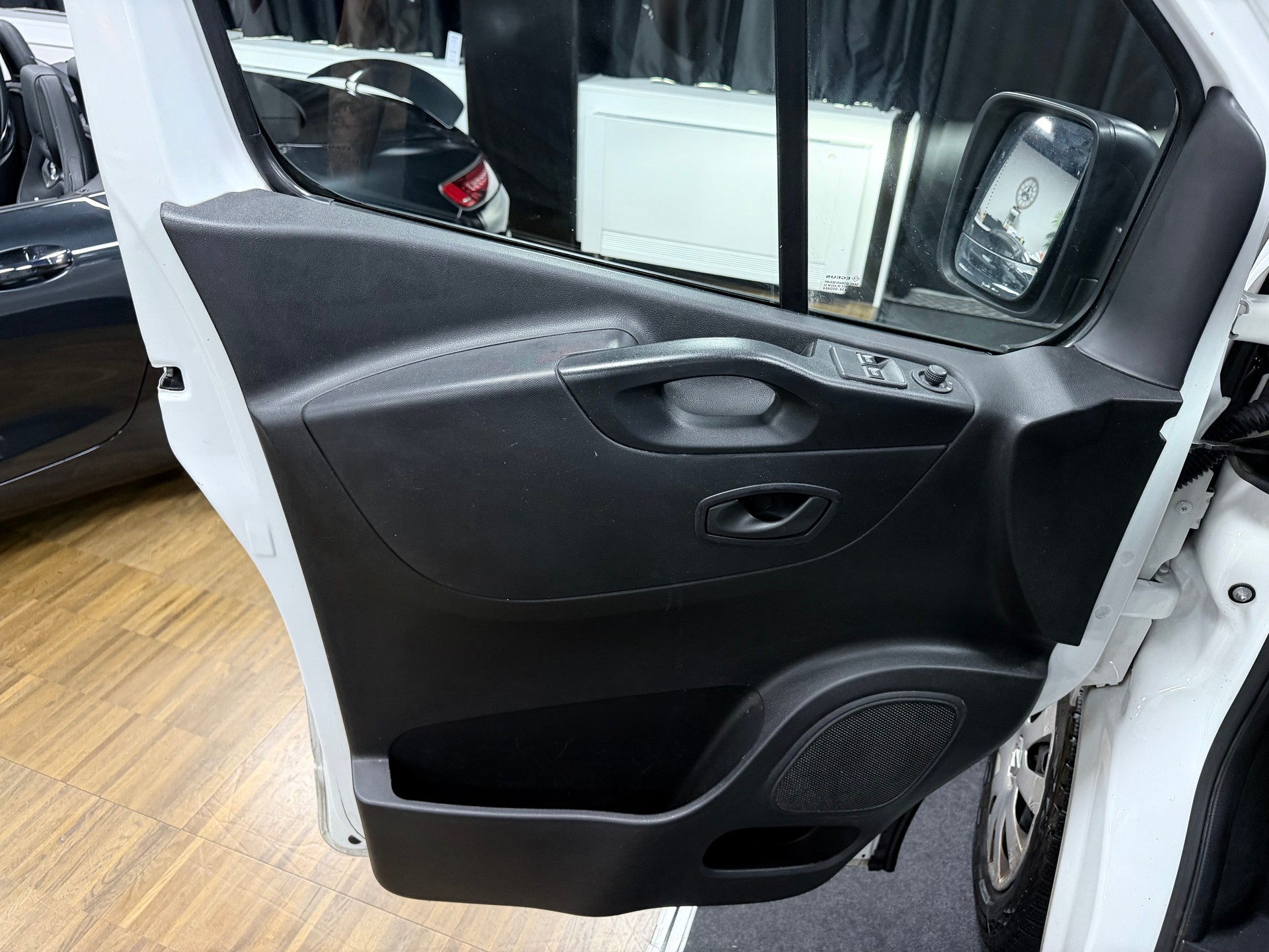 RENAULT Trafic 2.0 Energy dCi 120 3.0t Business L1H1-image-9