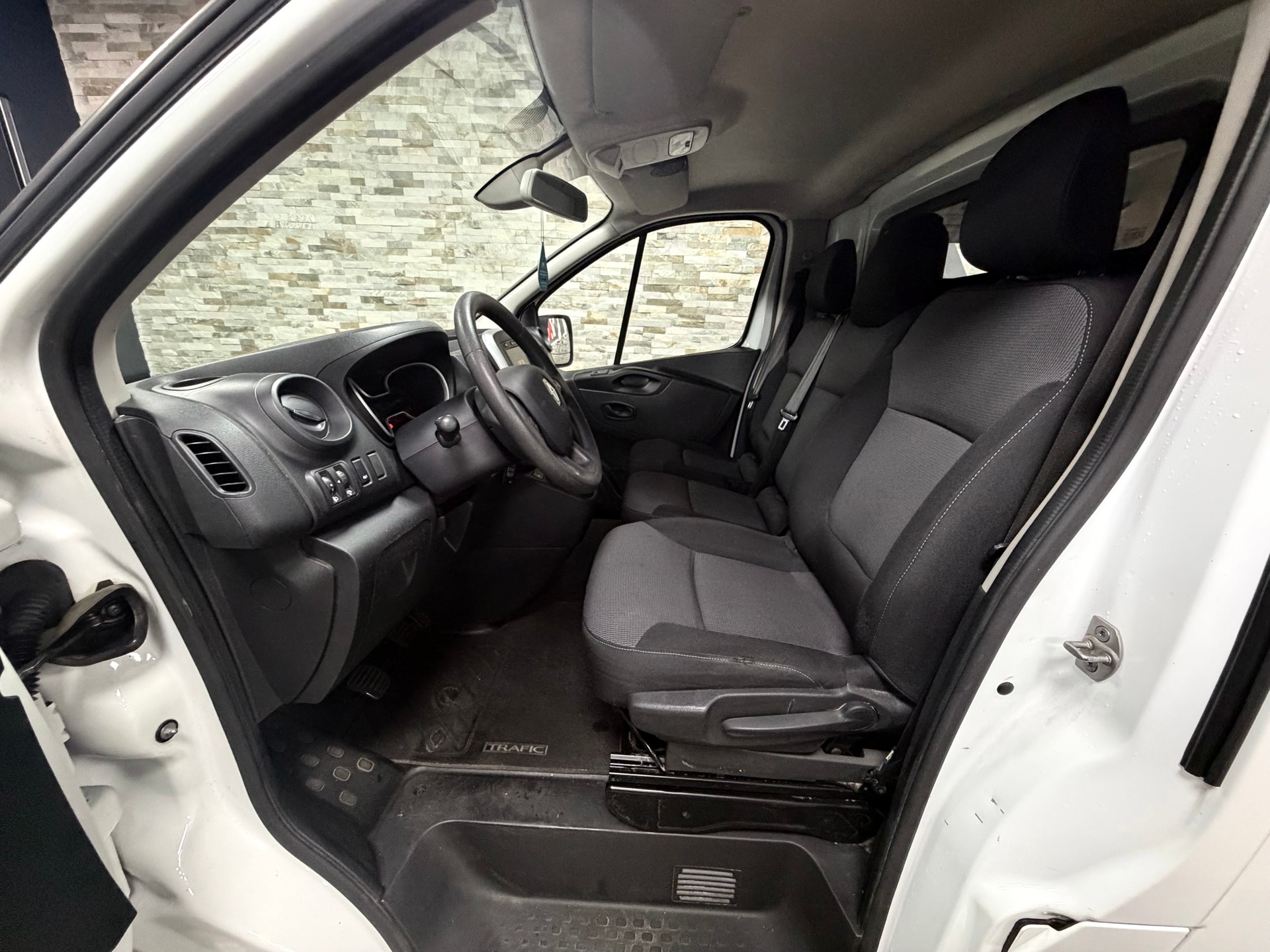 RENAULT Trafic 2.0 Energy dCi 120 3.0t Business L1H1-image-10