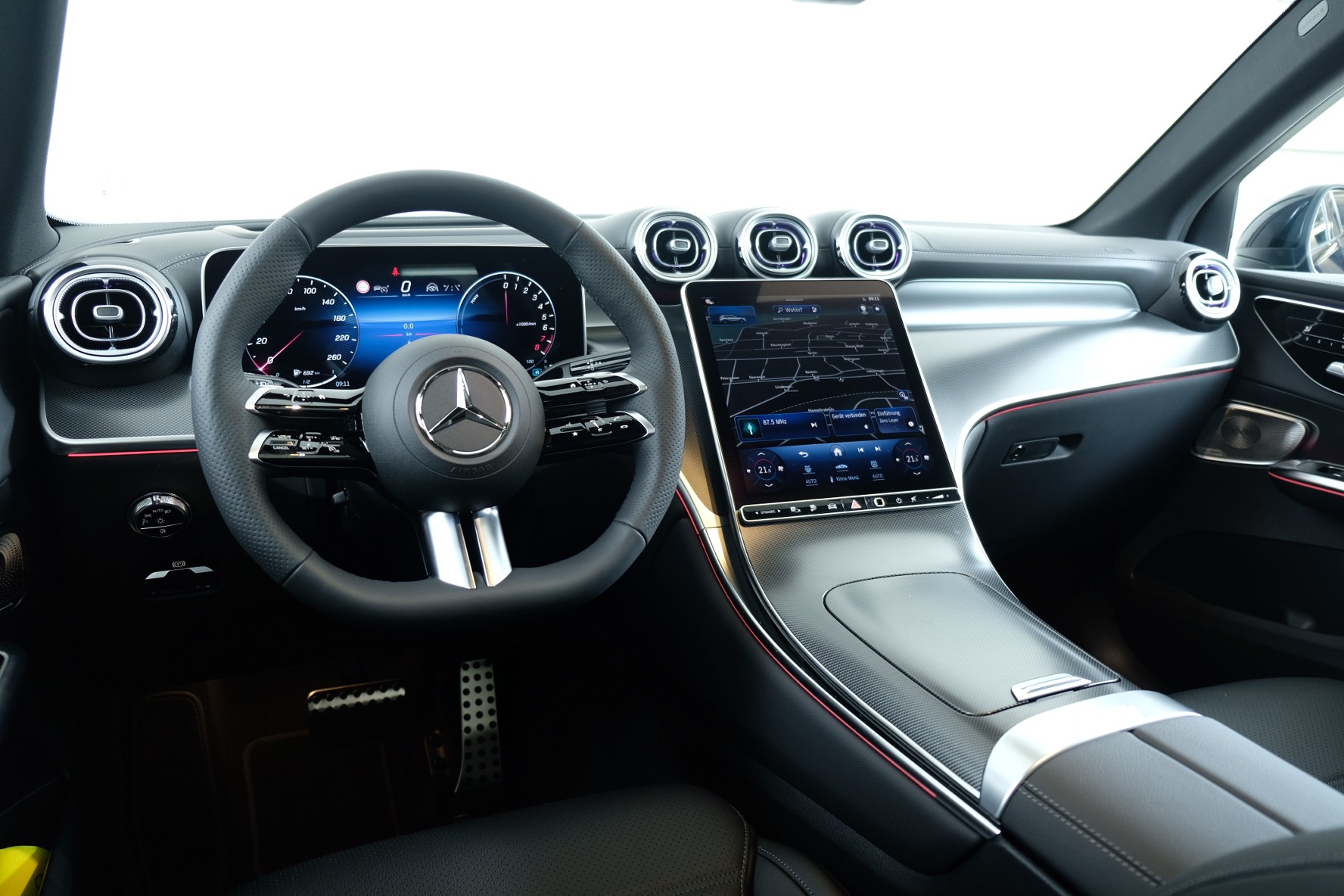 MERCEDES-BENZ GLC 300 e AMG Line 4matic X254-image-11