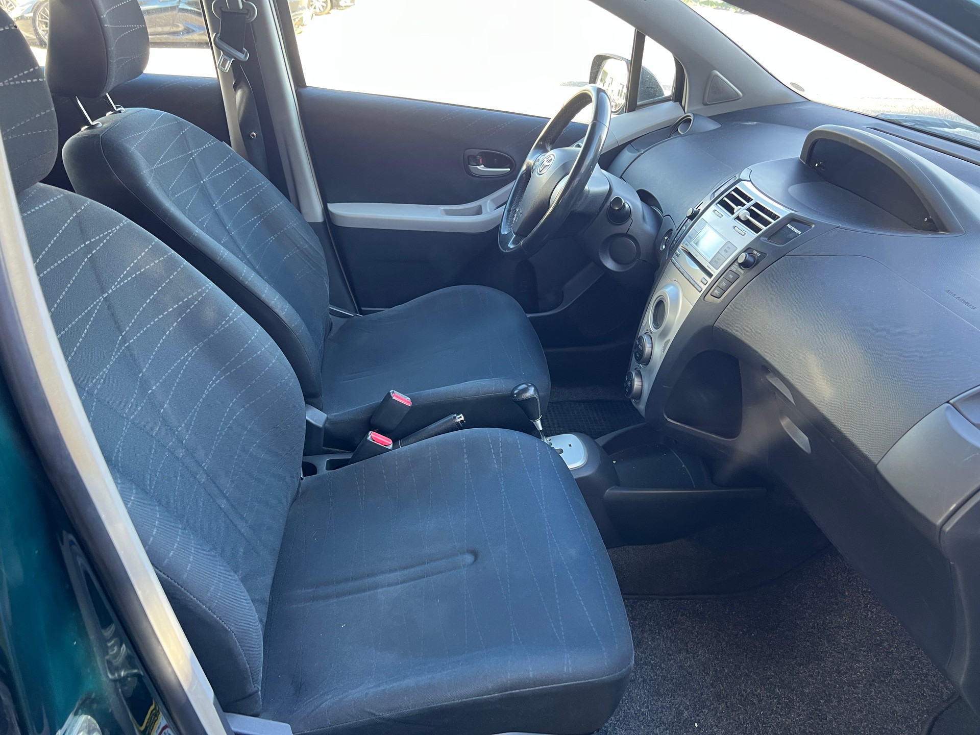TOYOTA Yaris 1.3 Linea Sol-image-9