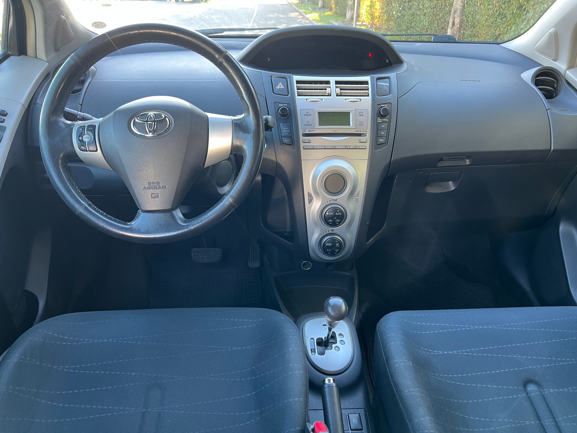 TOYOTA Yaris 1.3 Linea Sol-image-6