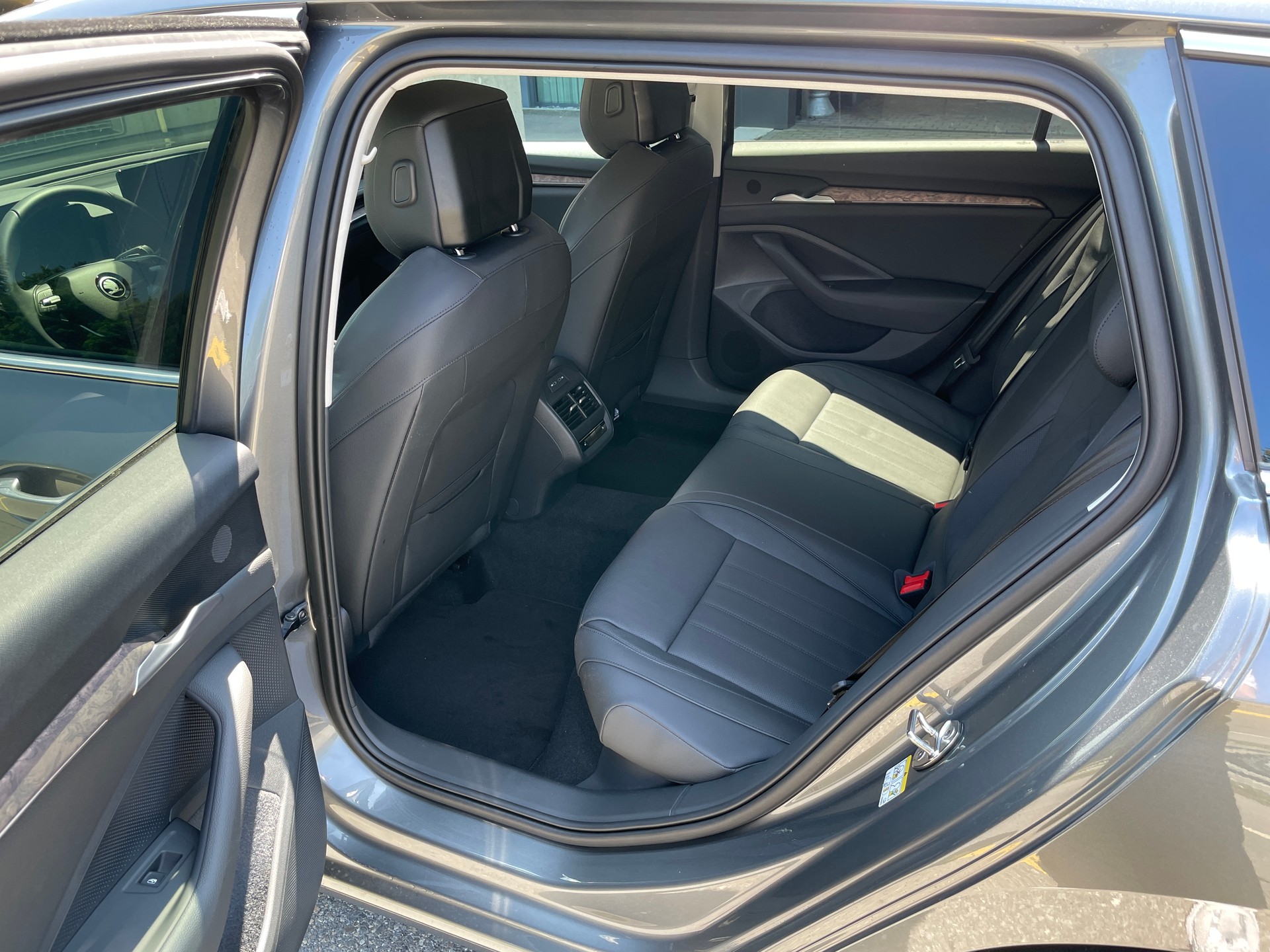 SKODA Superb Combi 2.0 TDi L&K 4x4 DSG-image-17