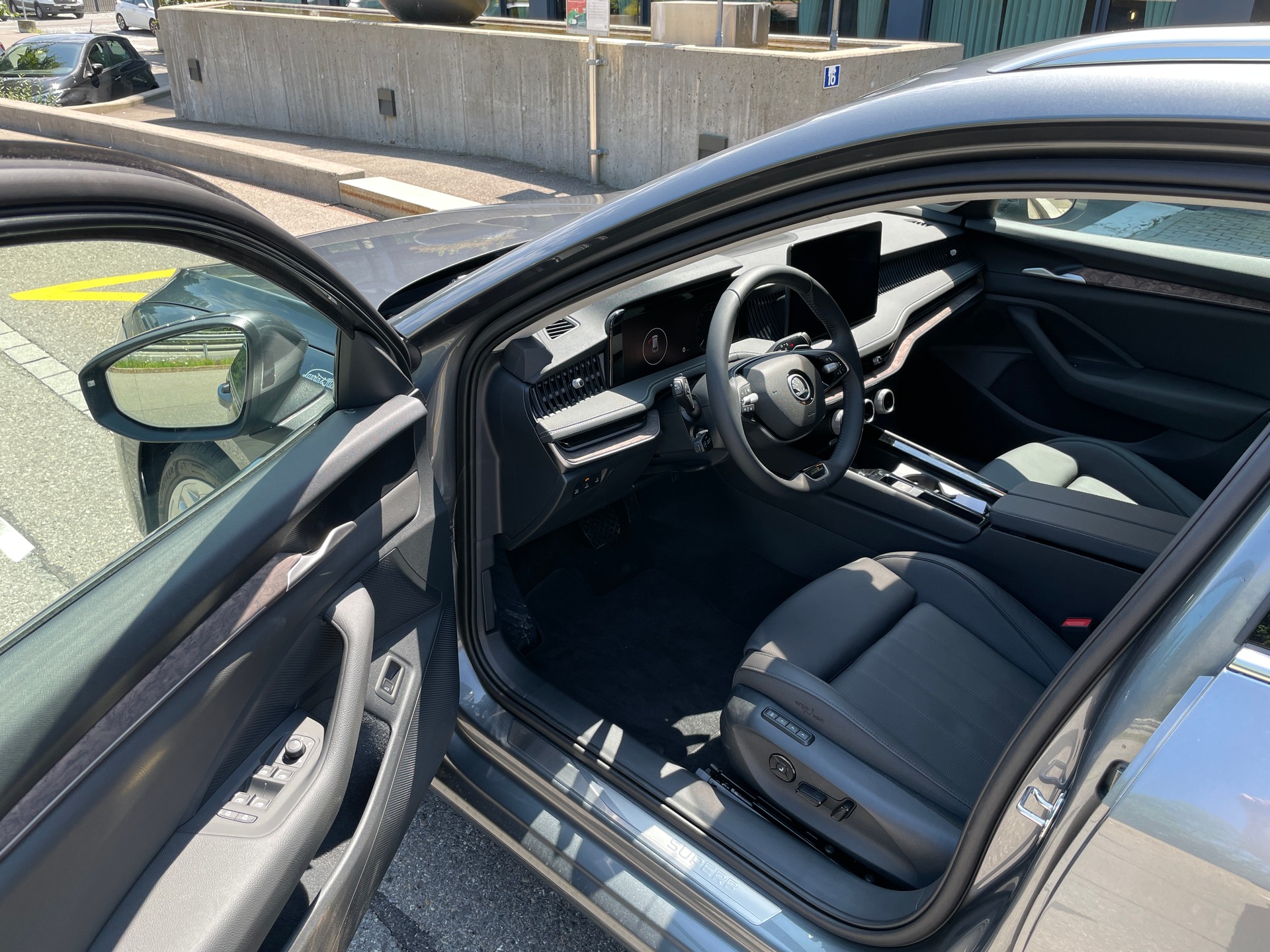 SKODA Superb Combi 2.0 TDi L&K 4x4 DSG-image-12