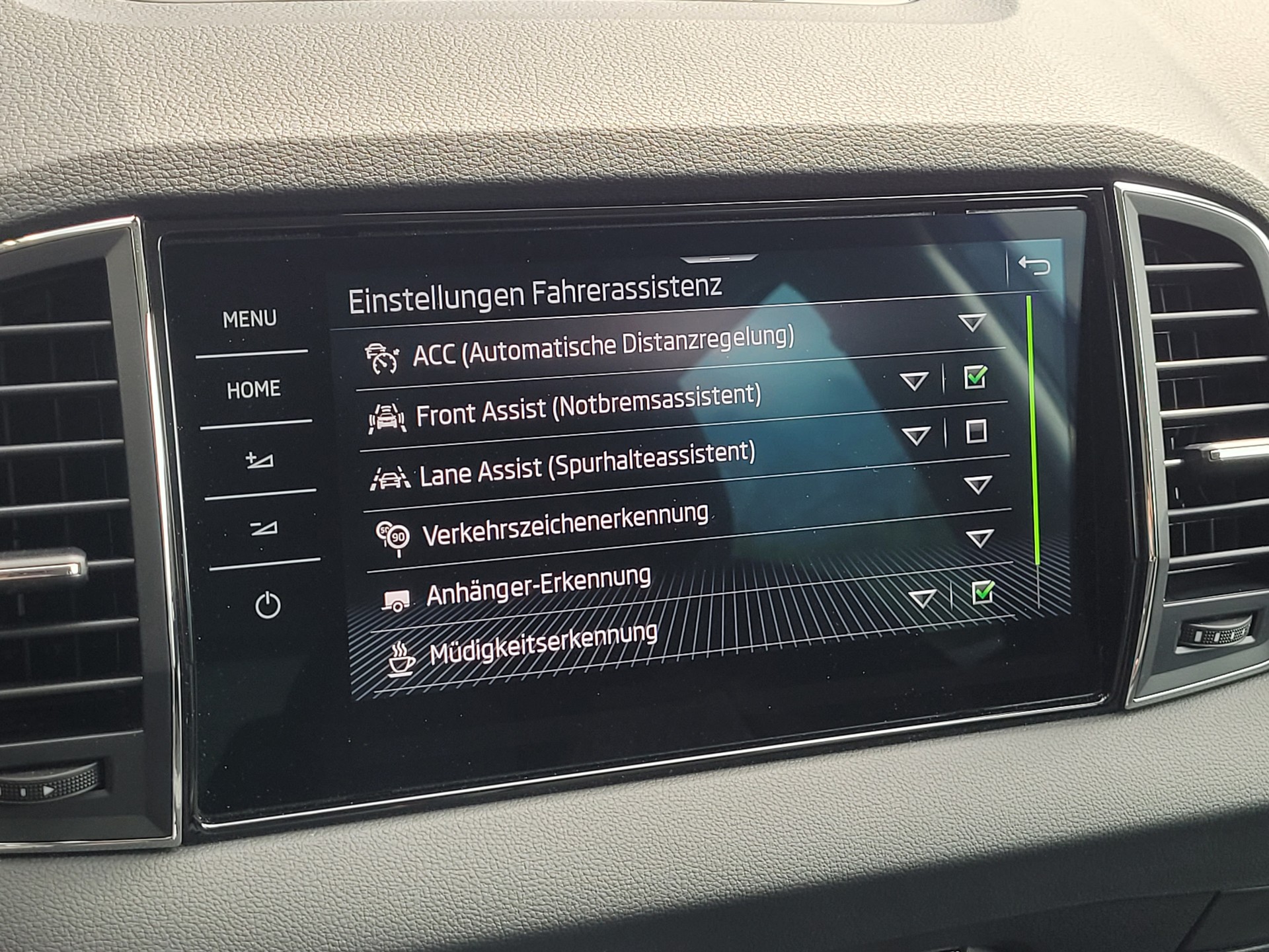 SKODA Karoq 2.0 TDI CR Style 4x4 DSG *Anhängerkupplung+8-fach bereift*-image-12