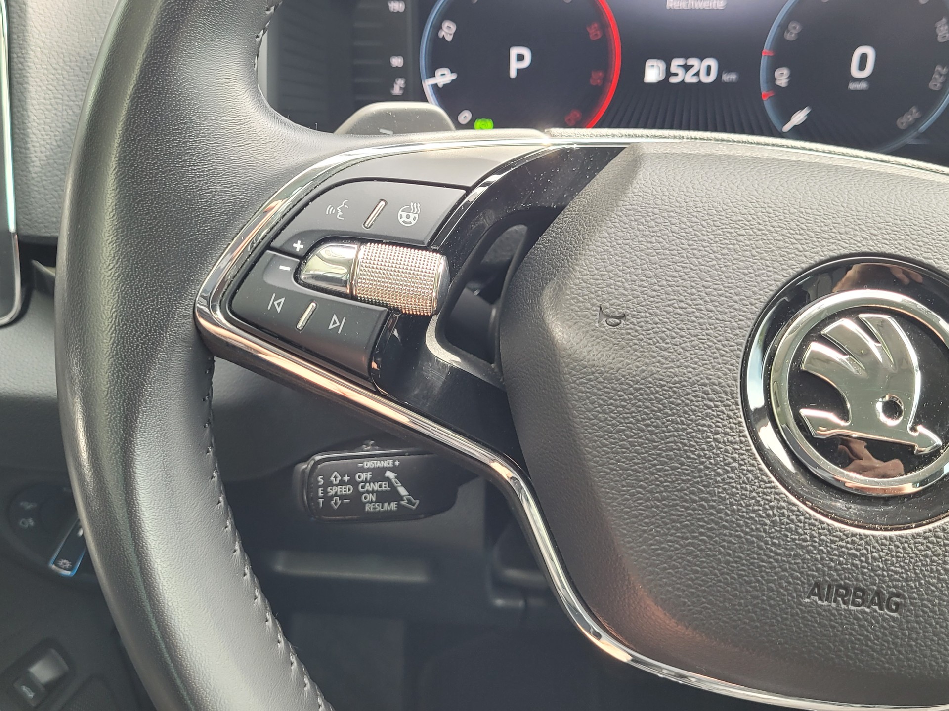 SKODA Karoq 2.0 TDI CR Style 4x4 DSG *Anhängerkupplung+8-fach bereift*-image-10