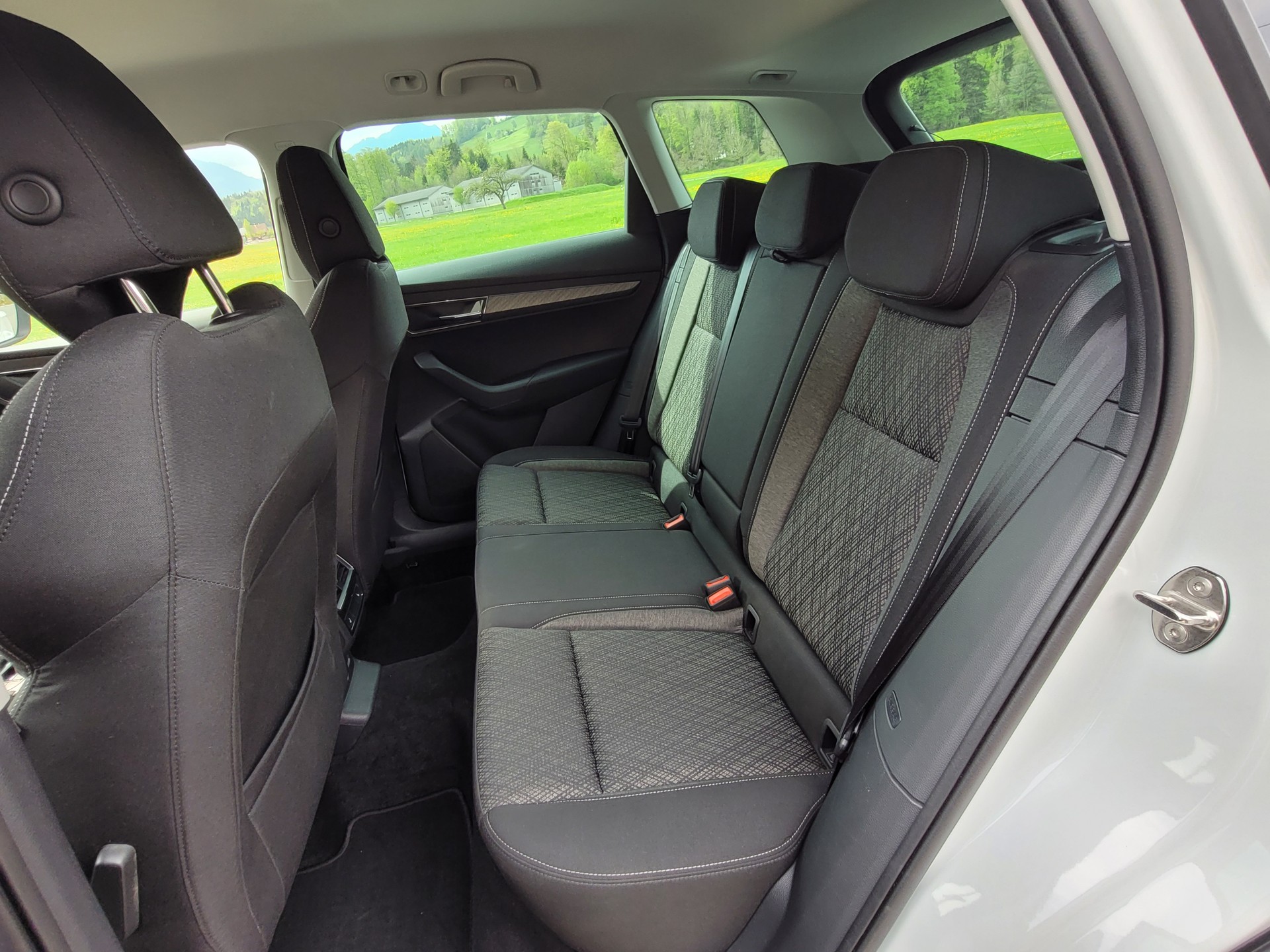SKODA Karoq 2.0 TDI CR Style 4x4 DSG *Anhängerkupplung+8-fach bereift*-image-14