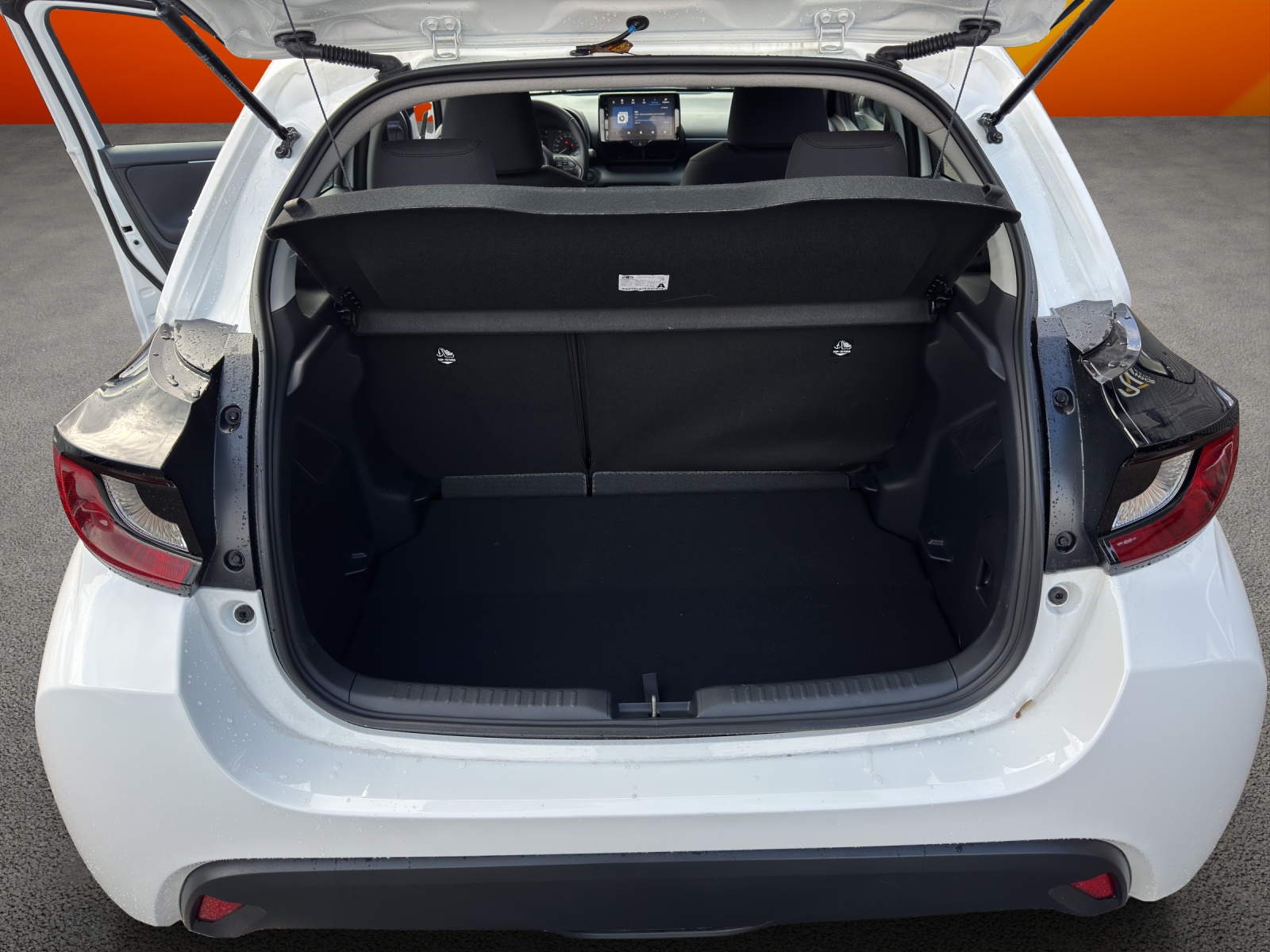 TOYOTA Yaris 1.5 Comfort e-CVT-image-12