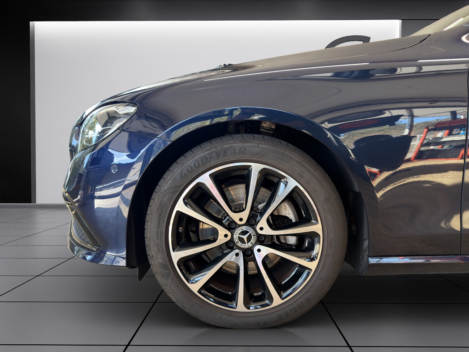 MERCEDES-BENZ E 200 4Matic Avantgarde-image-5