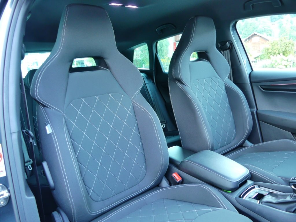 SKODA Karoq 2.0 TSI SportLine 4x4 DSG-image-10