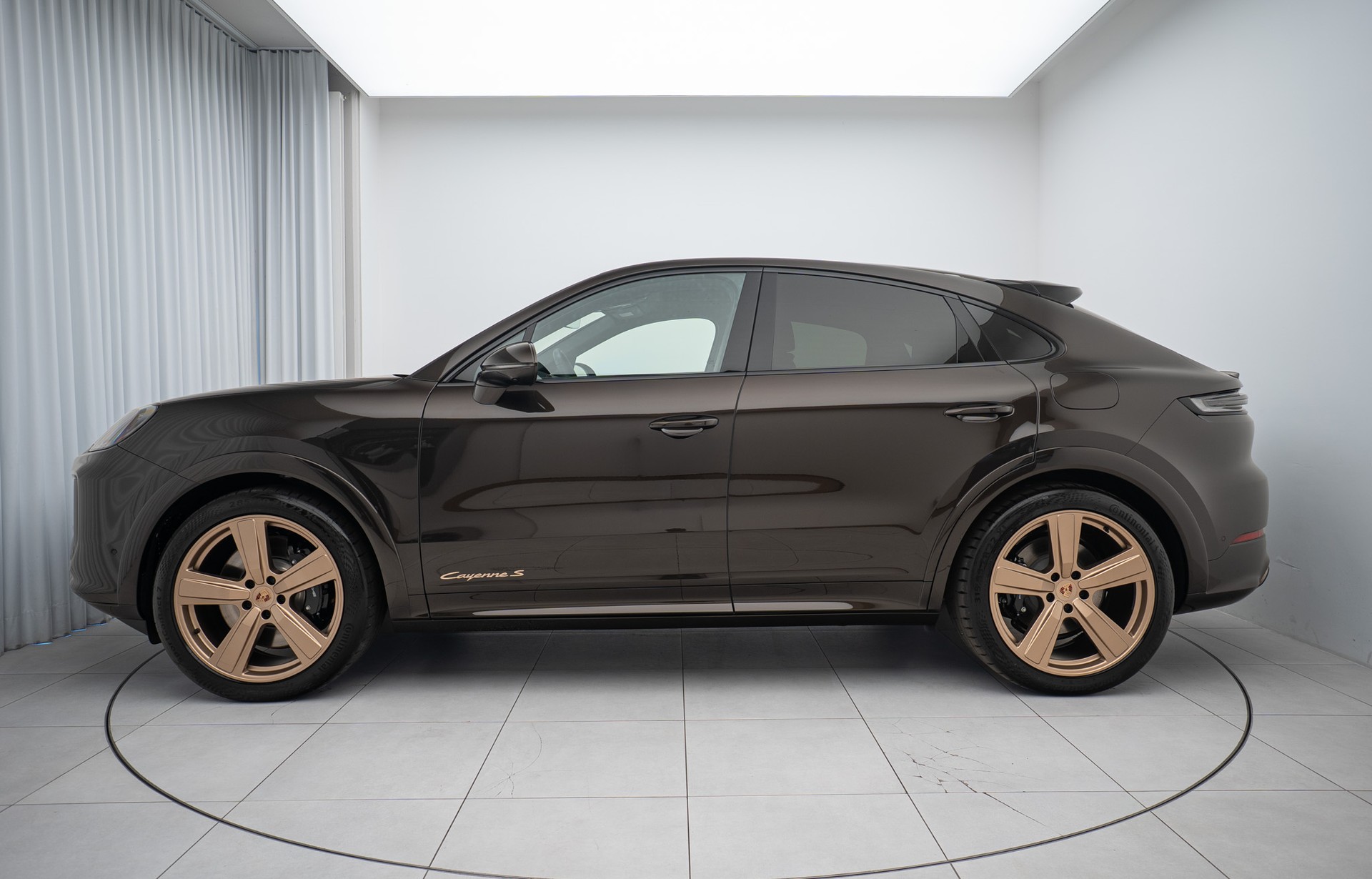 PORSCHE Cayenne S Coupé E-Hybrid / PTS Farbe-image-1