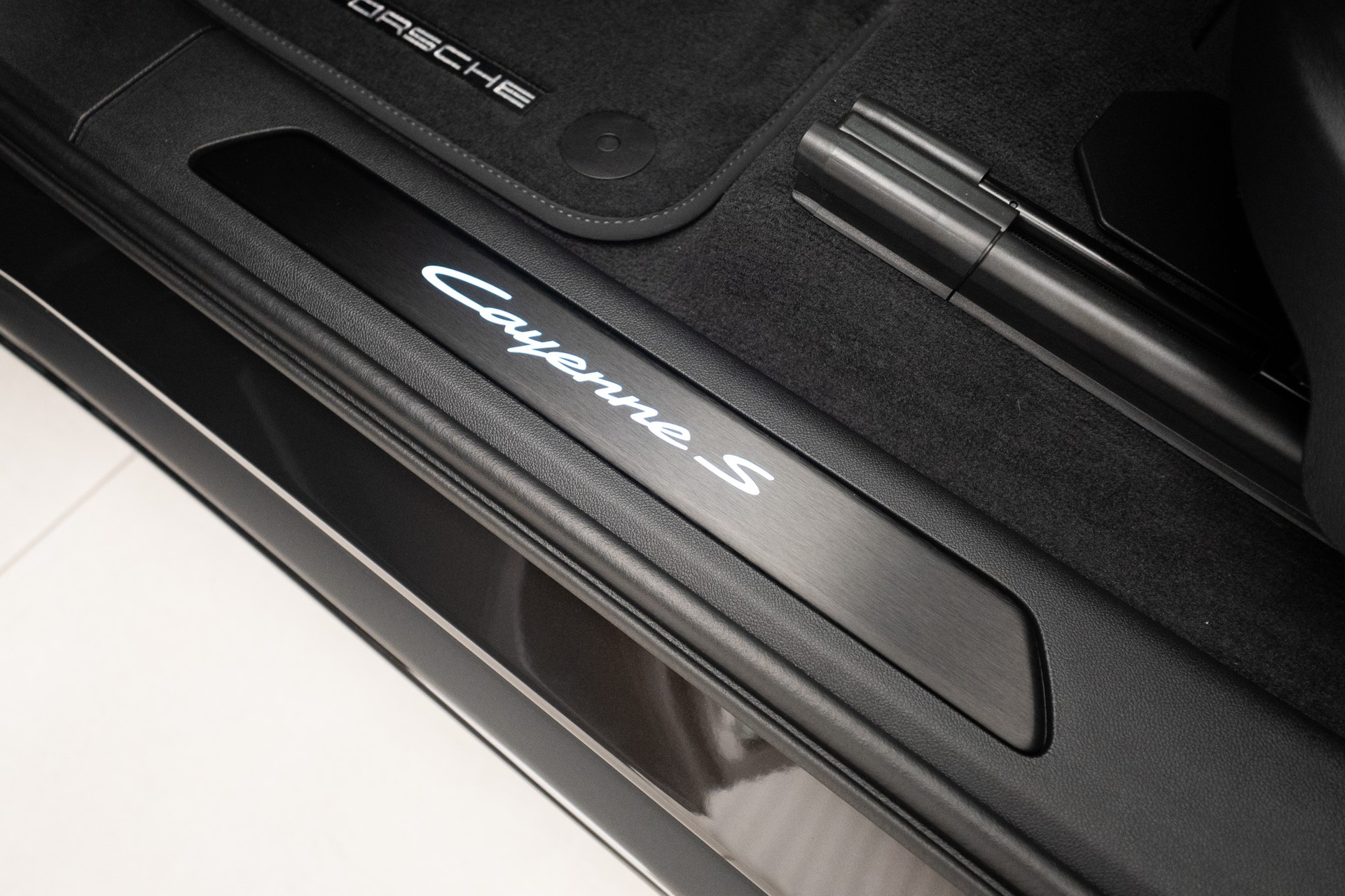 PORSCHE Cayenne S Coupé E-Hybrid / PTS Farbe-image-7